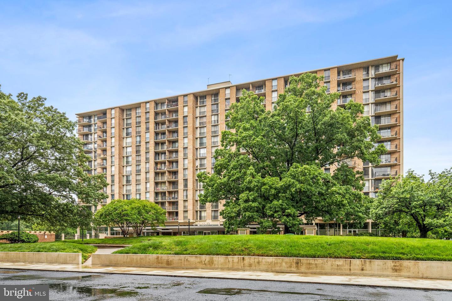 4600 S FOUR MILE RUN DR #1142, ARLINGTON, Virginia 22204, 1 Bedroom Bedrooms, ,1 BathroomBathrooms,Residential,For sale,4600 S FOUR MILE RUN DR #1142,VAAR2063714 MLS # VAAR2063714