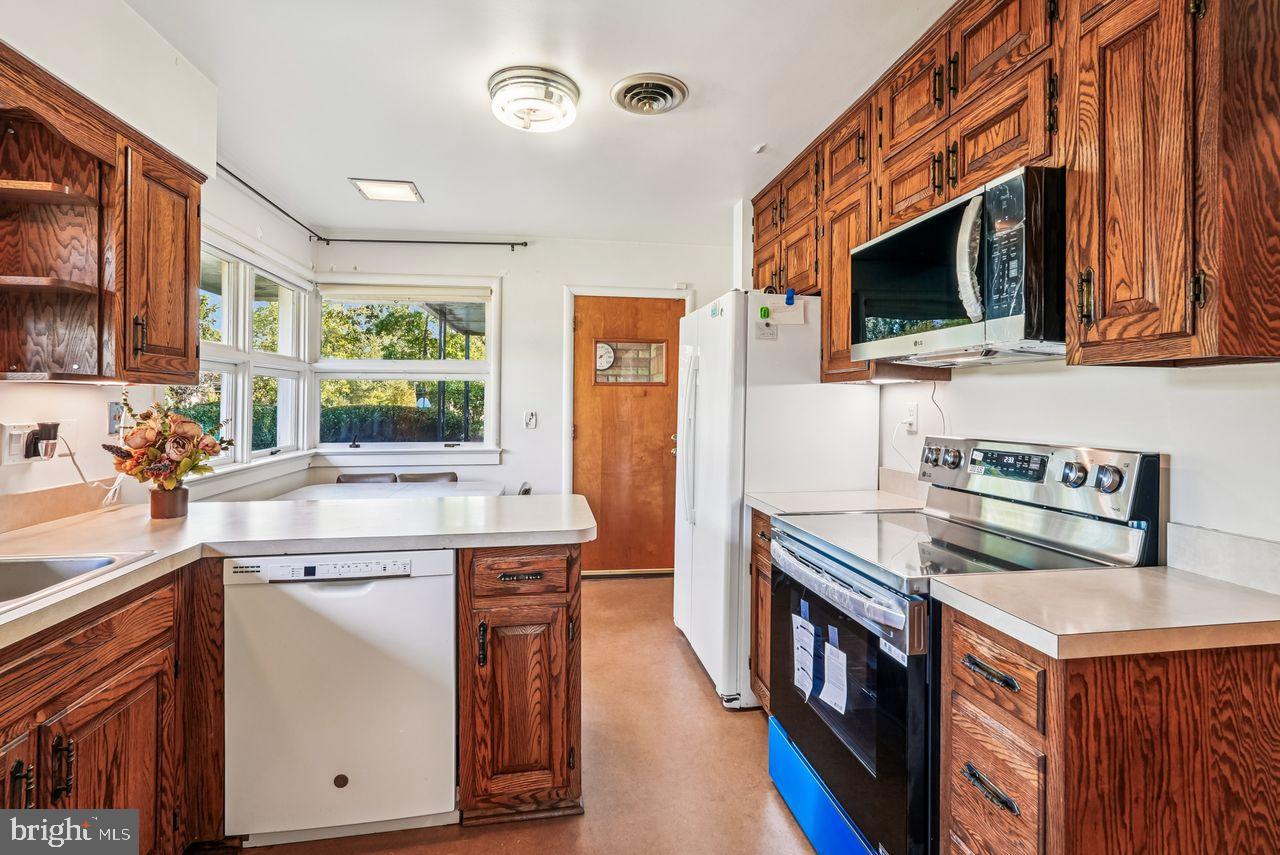 221 S MAPLE AVE, PURCELLVILLE, Virginia 20132, 3 Bedrooms Bedrooms, 8 Rooms Rooms,1 BathroomBathrooms,Residential,For sale,221 S MAPLE AVE,VALO2106376 MLS # VALO2106376