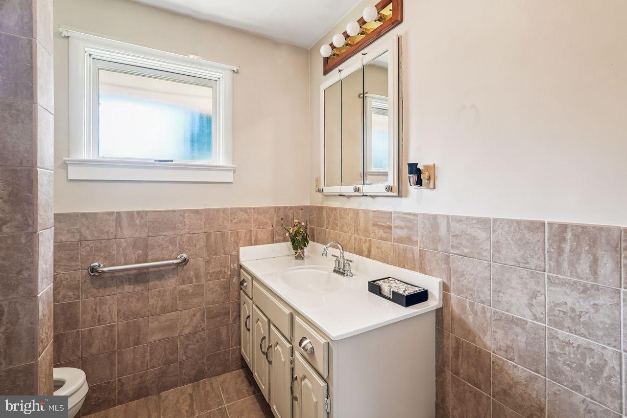 221 S MAPLE AVE, PURCELLVILLE, Virginia 20132, 3 Bedrooms Bedrooms, 8 Rooms Rooms,1 BathroomBathrooms,Residential,For sale,221 S MAPLE AVE,VALO2106376 MLS # VALO2106376