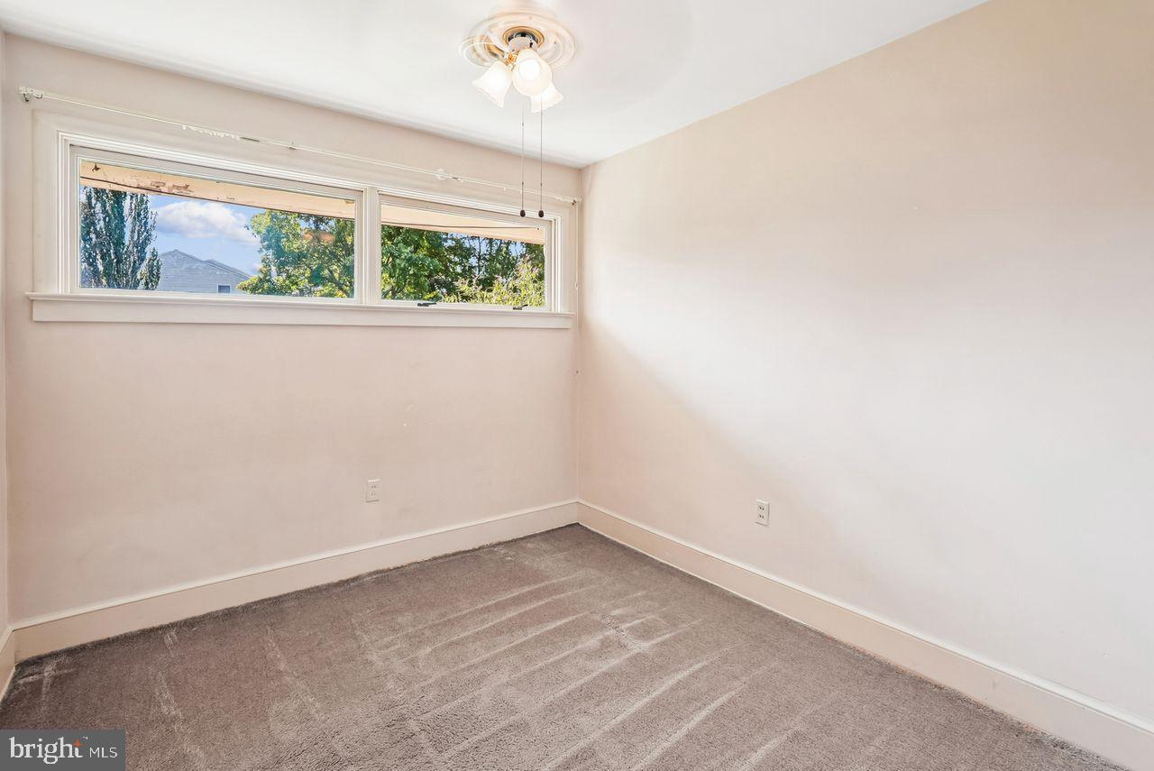 221 S MAPLE AVE, PURCELLVILLE, Virginia 20132, 3 Bedrooms Bedrooms, 8 Rooms Rooms,1 BathroomBathrooms,Residential,For sale,221 S MAPLE AVE,VALO2106376 MLS # VALO2106376