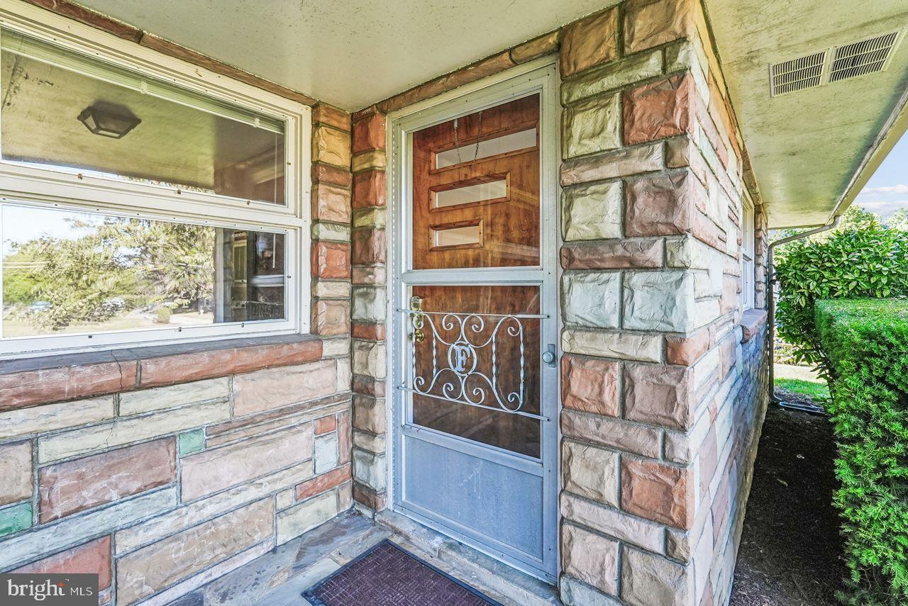 221 S MAPLE AVE, PURCELLVILLE, Virginia 20132, 3 Bedrooms Bedrooms, 8 Rooms Rooms,1 BathroomBathrooms,Residential,For sale,221 S MAPLE AVE,VALO2106376 MLS # VALO2106376