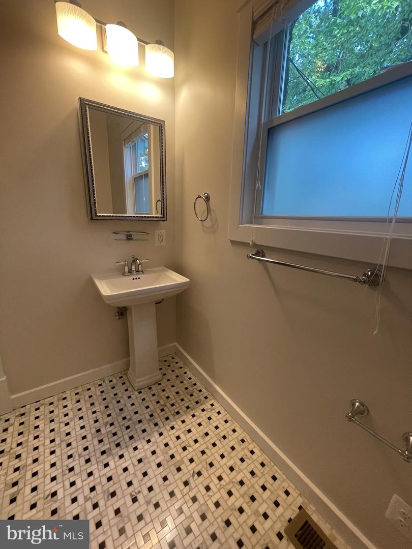 407 N BRYAN ST, ARLINGTON, Virginia 22201, 4 Bedrooms Bedrooms, ,2 BathroomsBathrooms,Residential,For sale,407 N BRYAN ST,VAAR2063666 MLS # VAAR2063666