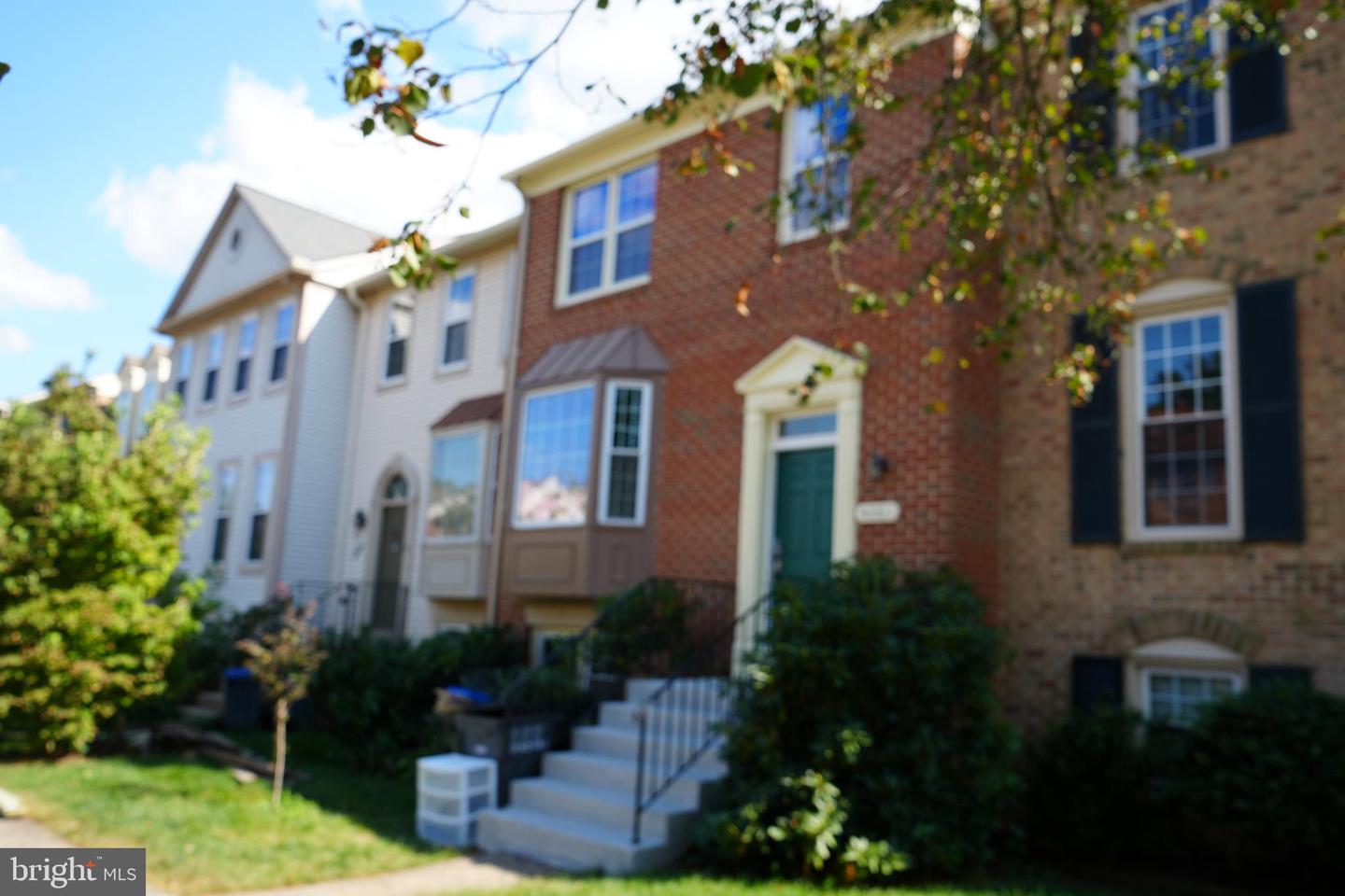 4261 FOX LAKE DR, FAIRFAX, Virginia 22033, 4 Bedrooms Bedrooms, 8 Rooms Rooms,3 BathroomsBathrooms,Residential,For sale,4261 FOX LAKE DR,VAFX2267492 MLS # VAFX2267492