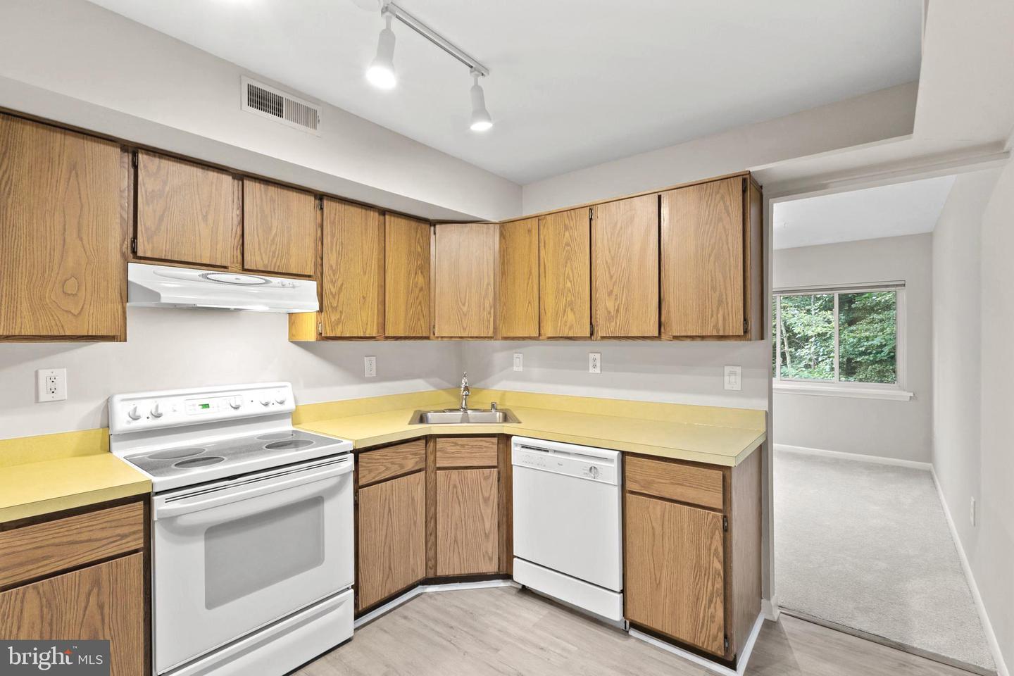 11723 KARBON HILL CT #204, RESTON, Virginia 20191, 3 Bedrooms Bedrooms, ,2 BathroomsBathrooms,Residential,For sale,11723 KARBON HILL CT #204,VAFX2267482 MLS # VAFX2267482