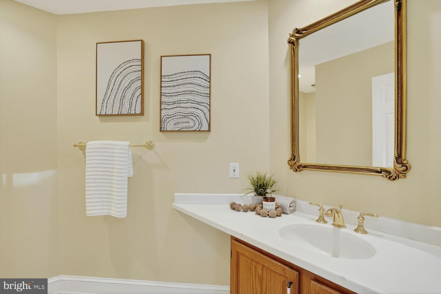 2053 MAYFAIR MCLEAN CT, FALLS CHURCH, Virginia 22043, 3 Bedrooms Bedrooms, ,3 BathroomsBathrooms,Residential,For sale,2053 MAYFAIR MCLEAN CT,VAFX2264586 MLS # VAFX2264586
