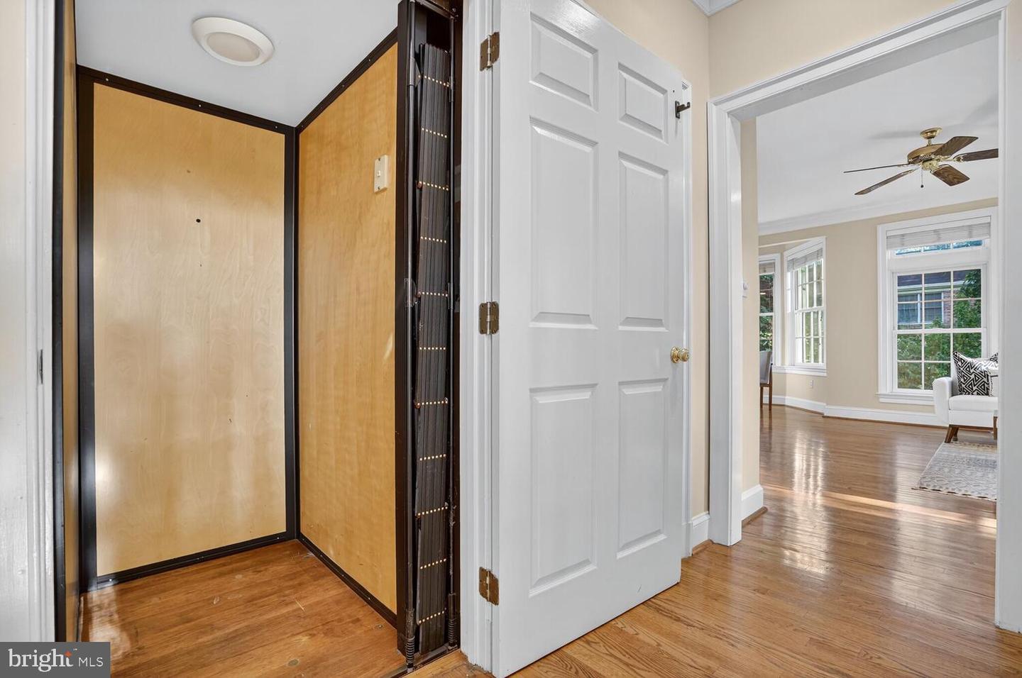 2053 MAYFAIR MCLEAN CT, FALLS CHURCH, Virginia 22043, 3 Bedrooms Bedrooms, ,3 BathroomsBathrooms,Residential,For sale,2053 MAYFAIR MCLEAN CT,VAFX2264586 MLS # VAFX2264586