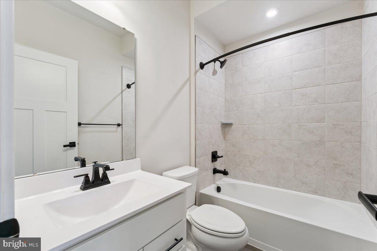14032 SUNRISE VALLEY DR, HERNDON, Virginia 20171, 5 Bedrooms Bedrooms, ,4 BathroomsBathrooms,Residential,For sale,14032 SUNRISE VALLEY DR,VAFX2267210 MLS # VAFX2267210