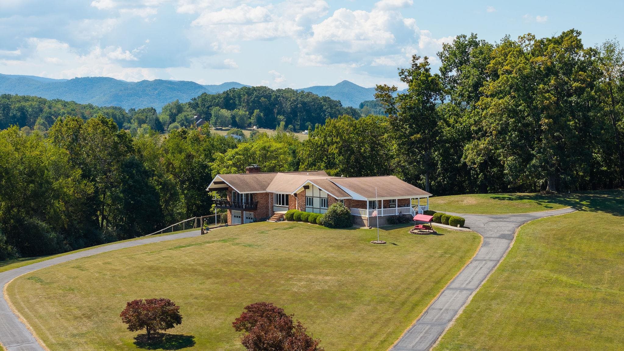5323 LEE JACKSON HWY, GREENVILLE, Virginia 24440, 4 Bedrooms Bedrooms, ,2 BathroomsBathrooms,Residential,5323 LEE JACKSON HWY,669090 MLS # 669090