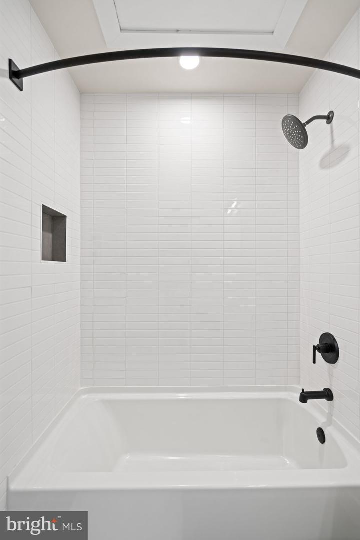 733 8TH ST SE #01, WASHINGTON, District Of Columbia 20003, 1 Bedroom Bedrooms, ,1 BathroomBathrooms,Residential,For sale,733 8TH ST SE #01,DCDC2211744 MLS # DCDC2211744