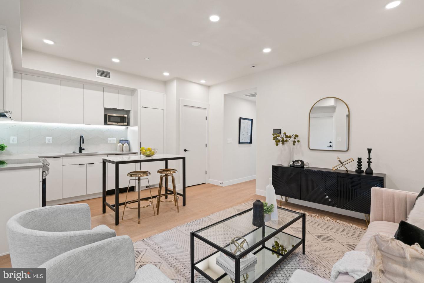 733 8TH ST SE #01, WASHINGTON, District Of Columbia 20003, 1 Bedroom Bedrooms, ,1 BathroomBathrooms,Residential,For sale,733 8TH ST SE #01,DCDC2211744 MLS # DCDC2211744