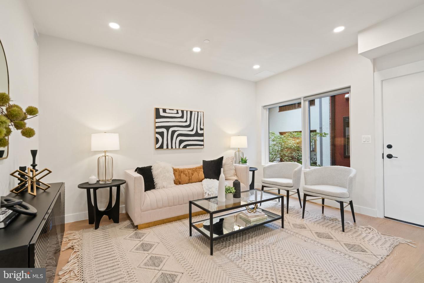 733 8TH ST SE #01, WASHINGTON, District Of Columbia 20003, 1 Bedroom Bedrooms, ,1 BathroomBathrooms,Residential,For sale,733 8TH ST SE #01,DCDC2211744 MLS # DCDC2211744