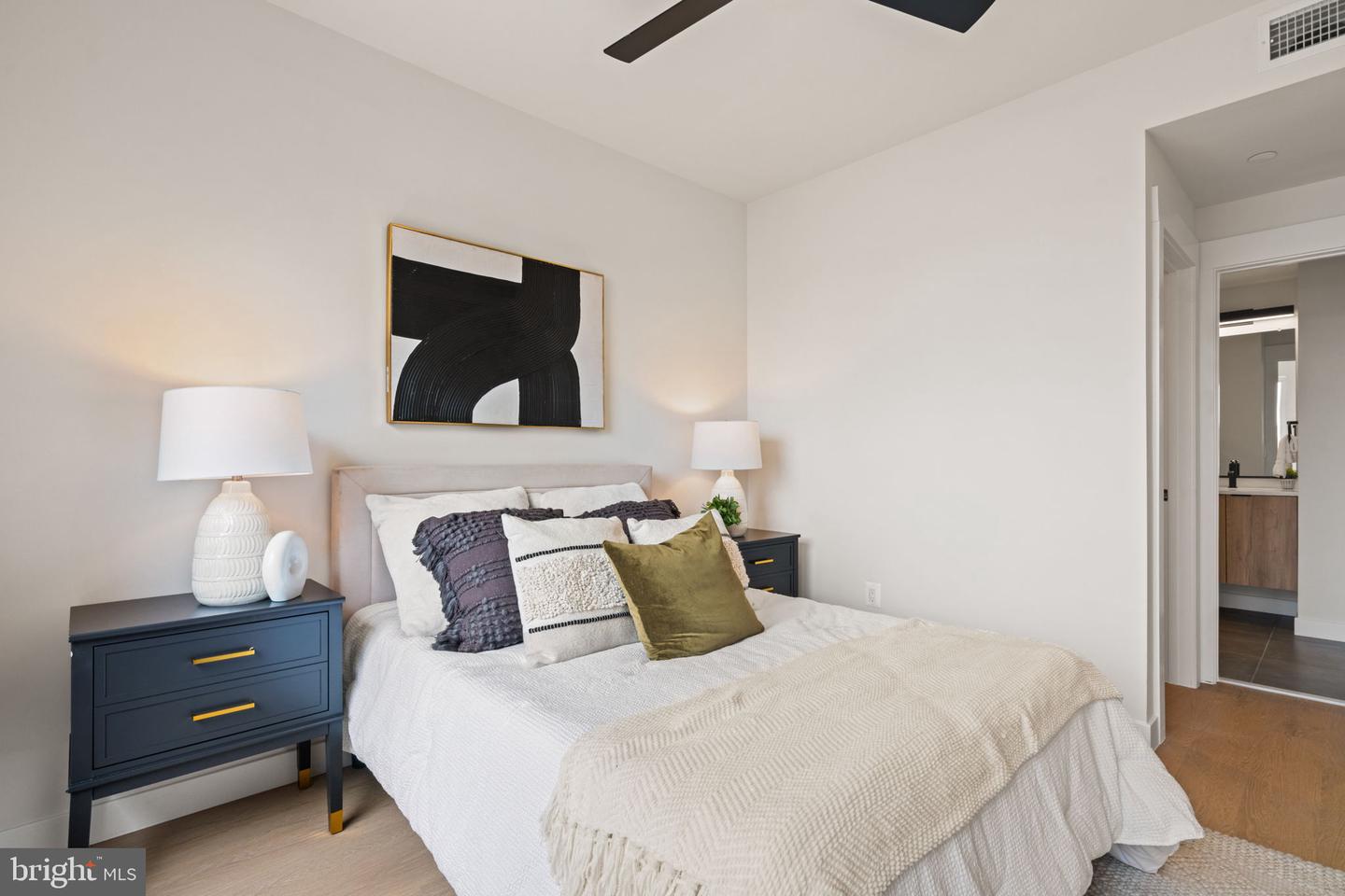 733 8TH ST SE #202, WASHINGTON, District Of Columbia 20003, 2 Bedrooms Bedrooms, ,2 BathroomsBathrooms,Residential,For sale,733 8TH ST SE #202,DCDC2212360 MLS # DCDC2212360