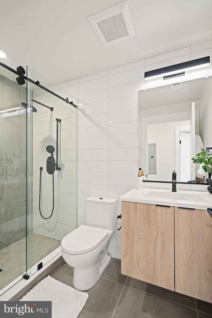 733 8TH ST SE #202, WASHINGTON, District Of Columbia 20003, 2 Bedrooms Bedrooms, ,2 BathroomsBathrooms,Residential,For sale,733 8TH ST SE #202,DCDC2212360 MLS # DCDC2212360