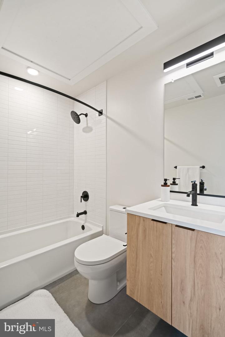 733 8TH ST SE #202, WASHINGTON, District Of Columbia 20003, 2 Bedrooms Bedrooms, ,2 BathroomsBathrooms,Residential,For sale,733 8TH ST SE #202,DCDC2212360 MLS # DCDC2212360
