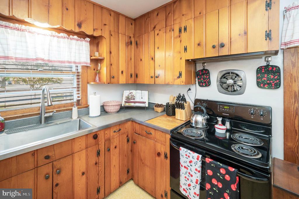 8625 BROCK RD, SPOTSYLVANIA, Virginia 22553, 2 Bedrooms Bedrooms, ,1 BathroomBathrooms,Residential,8625 BROCK RD,VASP2036170 MLS # VASP2036170