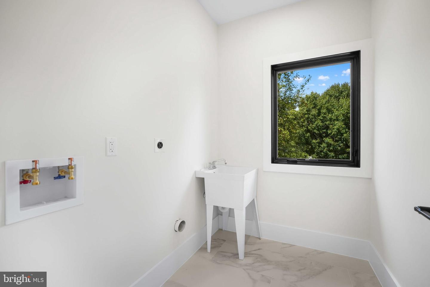 6818 BARRETT RD, FALLS CHURCH, Virginia 22042, 6 Bedrooms Bedrooms, ,5 BathroomsBathrooms,Residential,For sale,6818 BARRETT RD,VAFX2266128 MLS # VAFX2266128