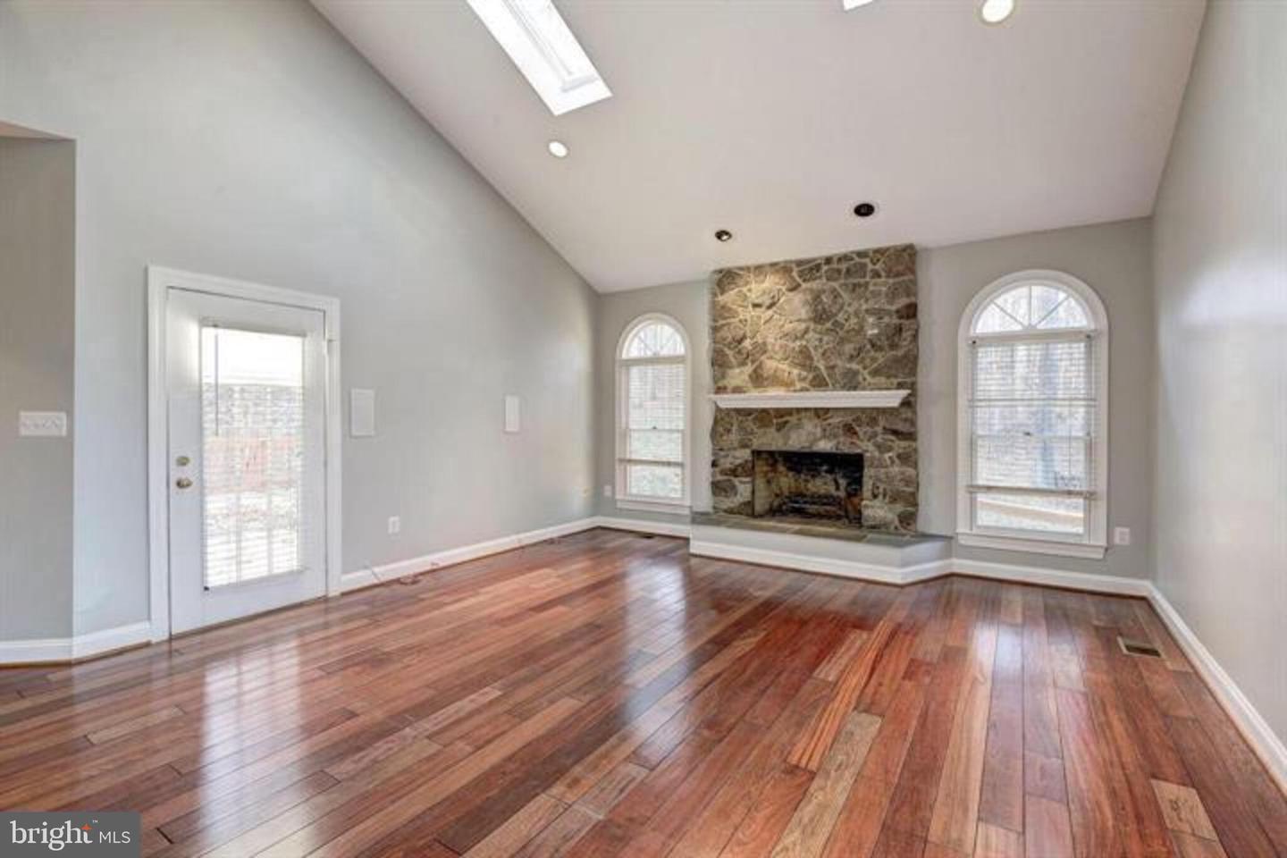 2082 HUNTERS CREST WAY, VIENNA, Virginia 22181, 5 Bedrooms Bedrooms, ,4 BathroomsBathrooms,Residential,For sale,2082 HUNTERS CREST WAY,VAFX2267260 MLS # VAFX2267260
