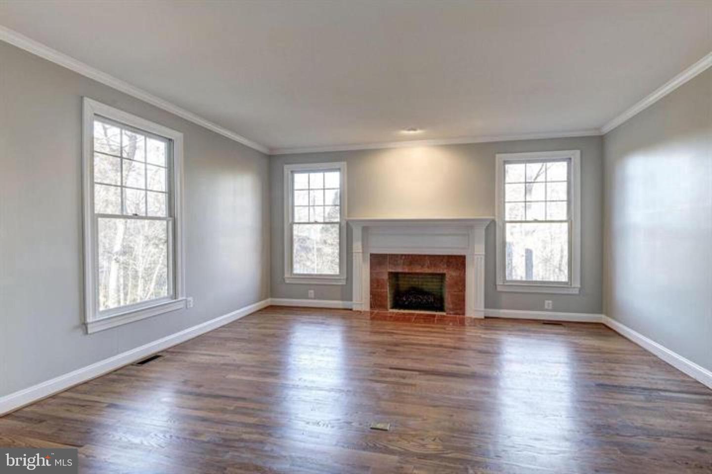 2082 HUNTERS CREST WAY, VIENNA, Virginia 22181, 5 Bedrooms Bedrooms, ,4 BathroomsBathrooms,Residential,For sale,2082 HUNTERS CREST WAY,VAFX2267260 MLS # VAFX2267260