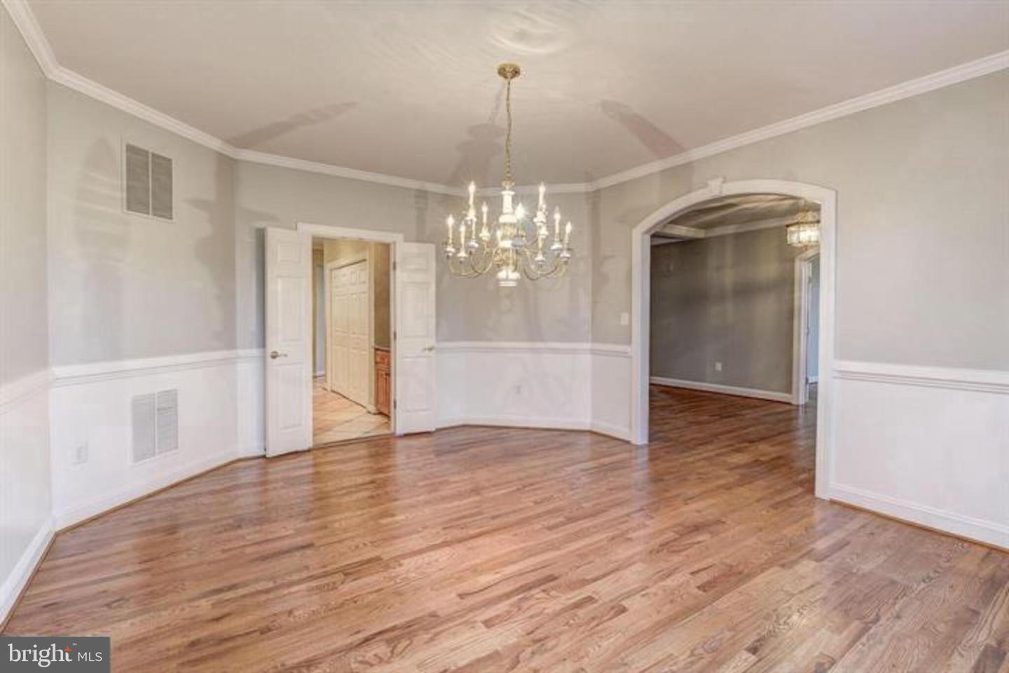 2082 HUNTERS CREST WAY, VIENNA, Virginia 22181, 5 Bedrooms Bedrooms, ,4 BathroomsBathrooms,Residential,For sale,2082 HUNTERS CREST WAY,VAFX2267260 MLS # VAFX2267260
