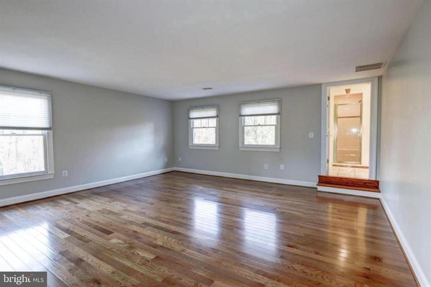 2082 HUNTERS CREST WAY, VIENNA, Virginia 22181, 5 Bedrooms Bedrooms, ,4 BathroomsBathrooms,Residential,For sale,2082 HUNTERS CREST WAY,VAFX2267260 MLS # VAFX2267260