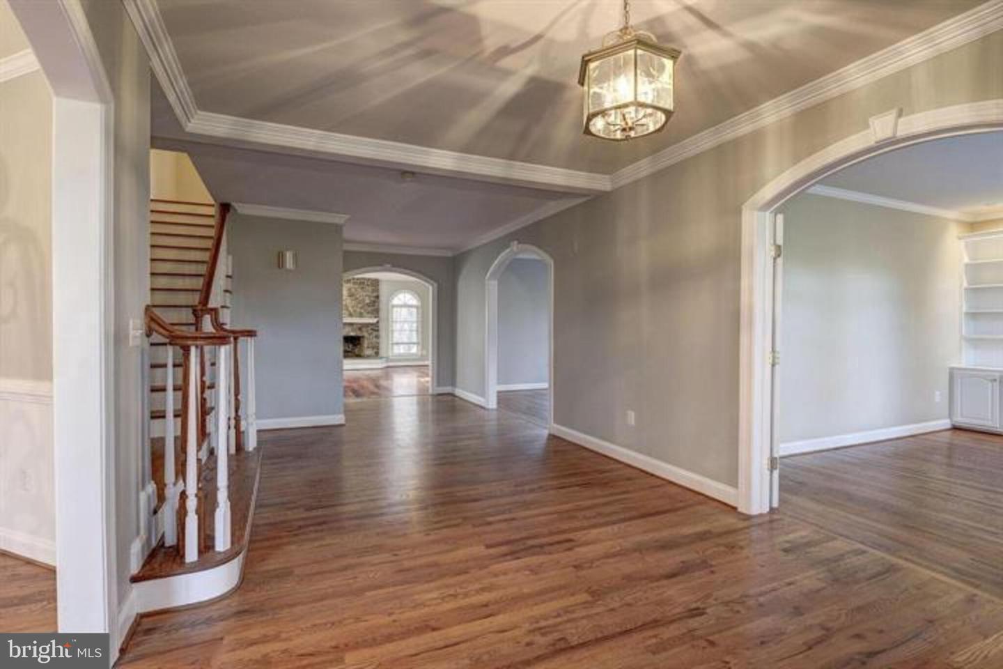2082 HUNTERS CREST WAY, VIENNA, Virginia 22181, 5 Bedrooms Bedrooms, ,4 BathroomsBathrooms,Residential,For sale,2082 HUNTERS CREST WAY,VAFX2267260 MLS # VAFX2267260