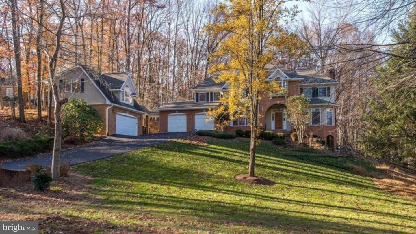 2082 HUNTERS CREST WAY, VIENNA, Virginia 22181, 5 Bedrooms Bedrooms, ,4 BathroomsBathrooms,Residential,For sale,2082 HUNTERS CREST WAY,VAFX2267260 MLS # VAFX2267260