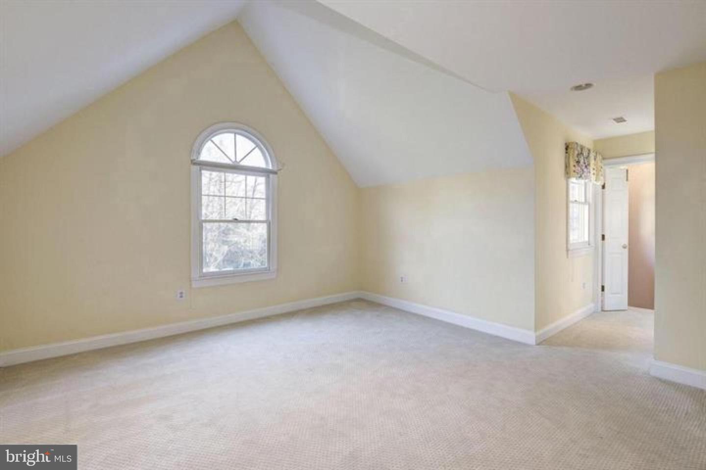 2082 HUNTERS CREST WAY, VIENNA, Virginia 22181, 5 Bedrooms Bedrooms, ,4 BathroomsBathrooms,Residential,For sale,2082 HUNTERS CREST WAY,VAFX2267260 MLS # VAFX2267260