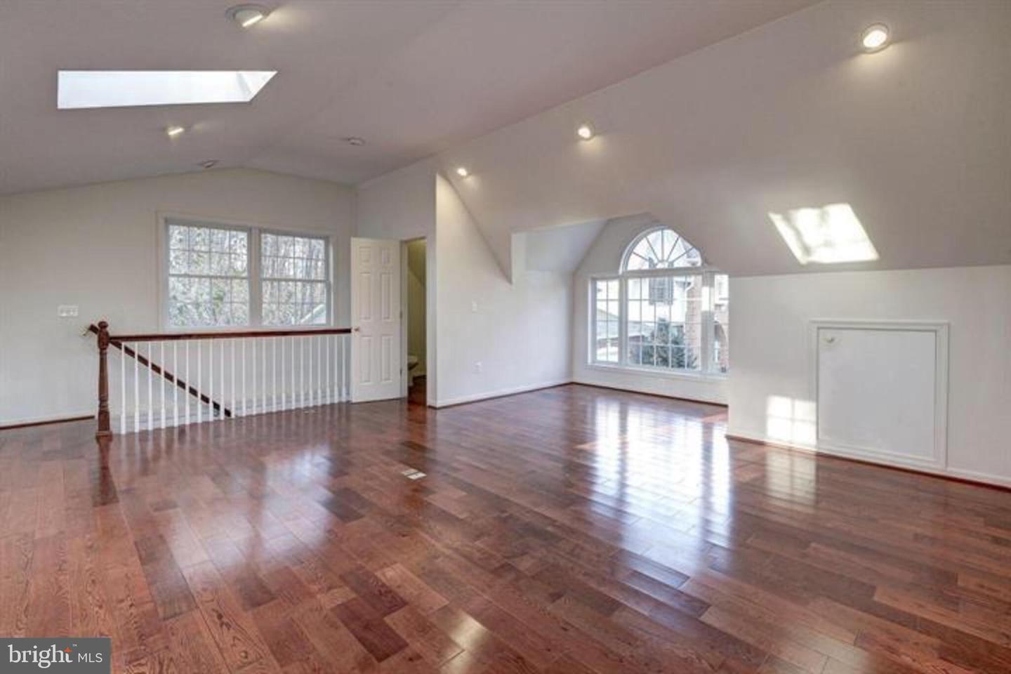 2082 HUNTERS CREST WAY, VIENNA, Virginia 22181, 5 Bedrooms Bedrooms, ,4 BathroomsBathrooms,Residential,For sale,2082 HUNTERS CREST WAY,VAFX2267260 MLS # VAFX2267260