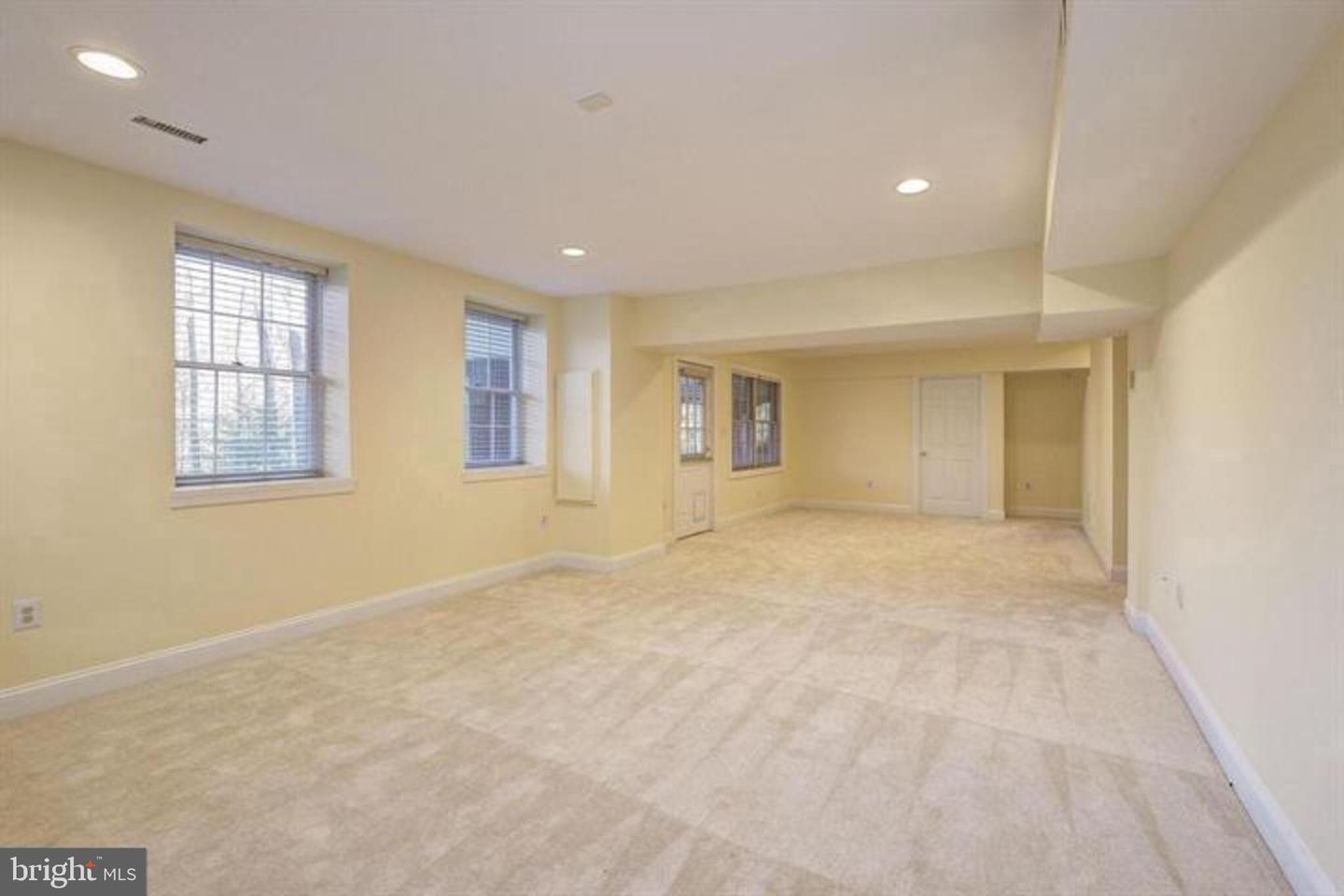 2082 HUNTERS CREST WAY, VIENNA, Virginia 22181, 5 Bedrooms Bedrooms, ,4 BathroomsBathrooms,Residential,For sale,2082 HUNTERS CREST WAY,VAFX2267260 MLS # VAFX2267260