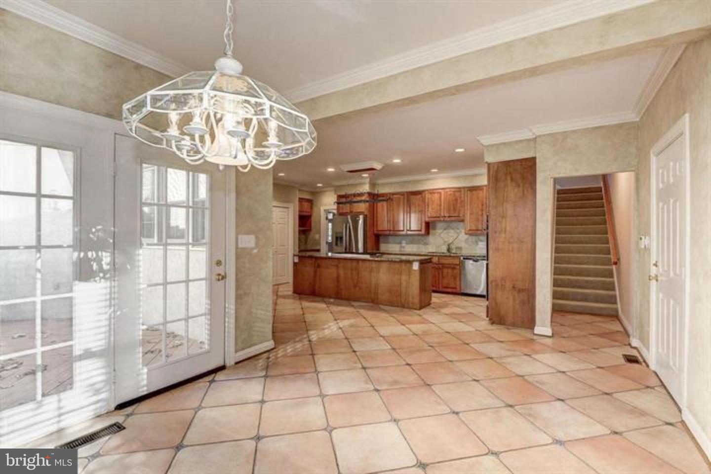 2082 HUNTERS CREST WAY, VIENNA, Virginia 22181, 5 Bedrooms Bedrooms, ,4 BathroomsBathrooms,Residential,For sale,2082 HUNTERS CREST WAY,VAFX2267260 MLS # VAFX2267260