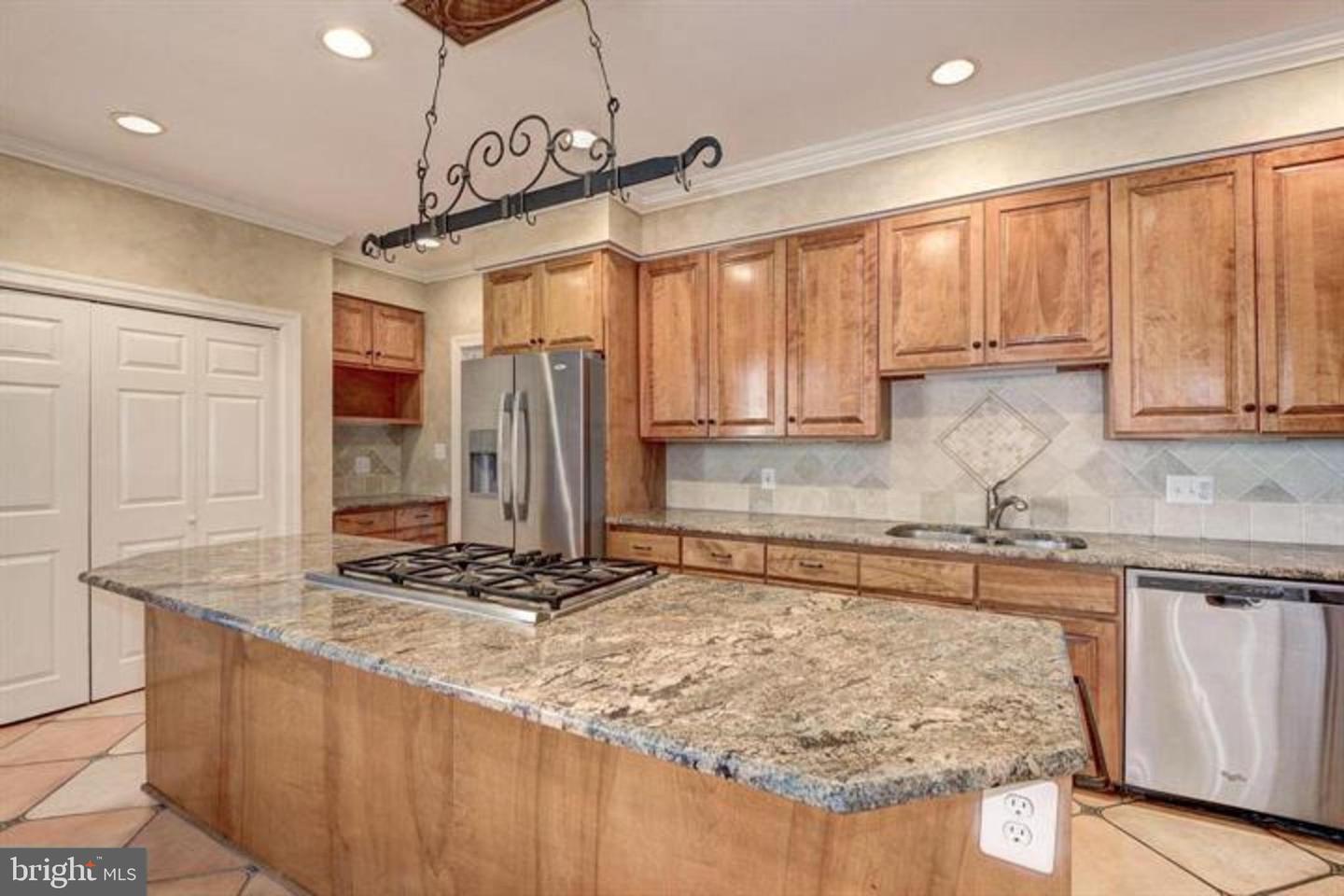 2082 HUNTERS CREST WAY, VIENNA, Virginia 22181, 5 Bedrooms Bedrooms, ,4 BathroomsBathrooms,Residential,For sale,2082 HUNTERS CREST WAY,VAFX2267260 MLS # VAFX2267260