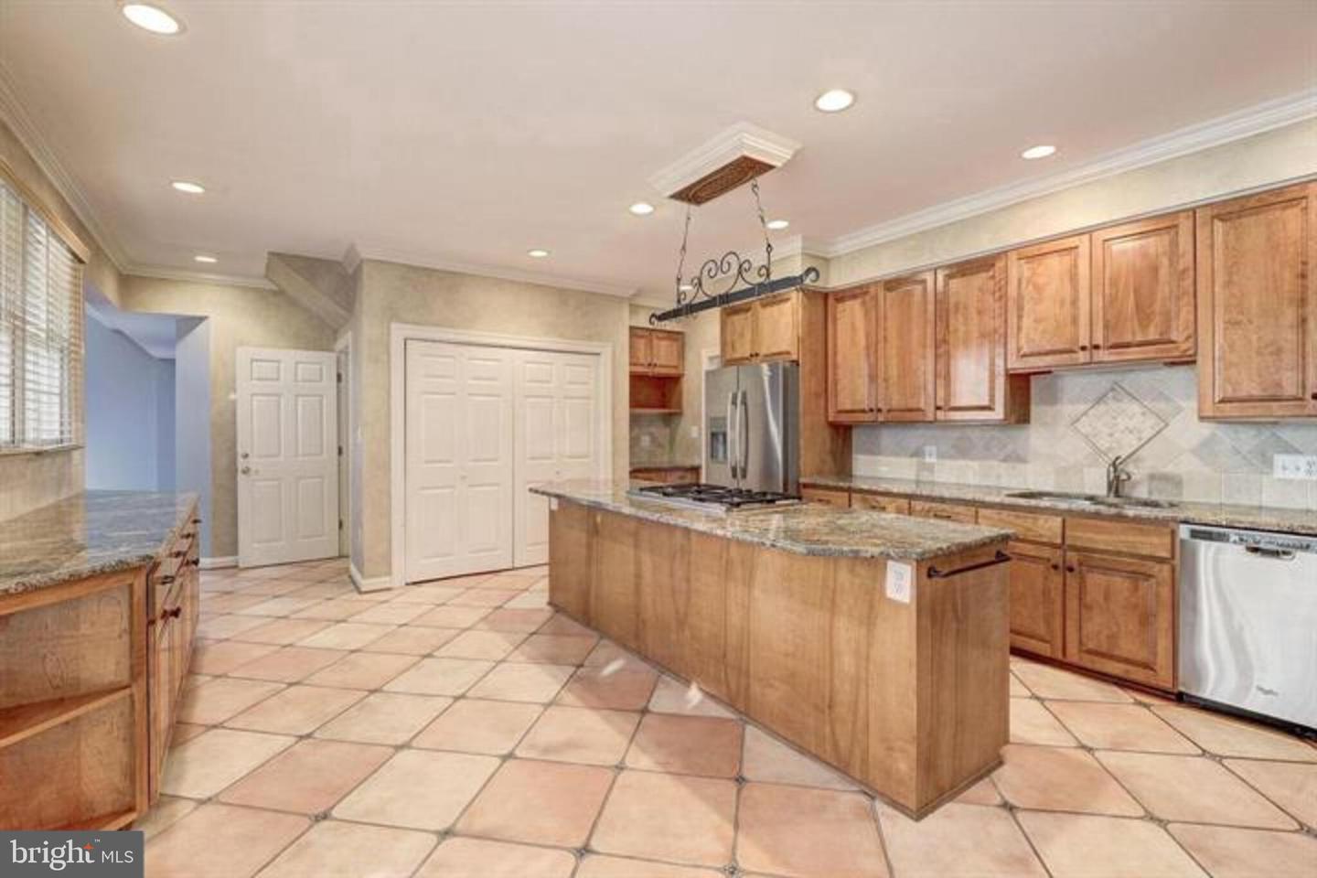 2082 HUNTERS CREST WAY, VIENNA, Virginia 22181, 5 Bedrooms Bedrooms, ,4 BathroomsBathrooms,Residential,For sale,2082 HUNTERS CREST WAY,VAFX2267260 MLS # VAFX2267260