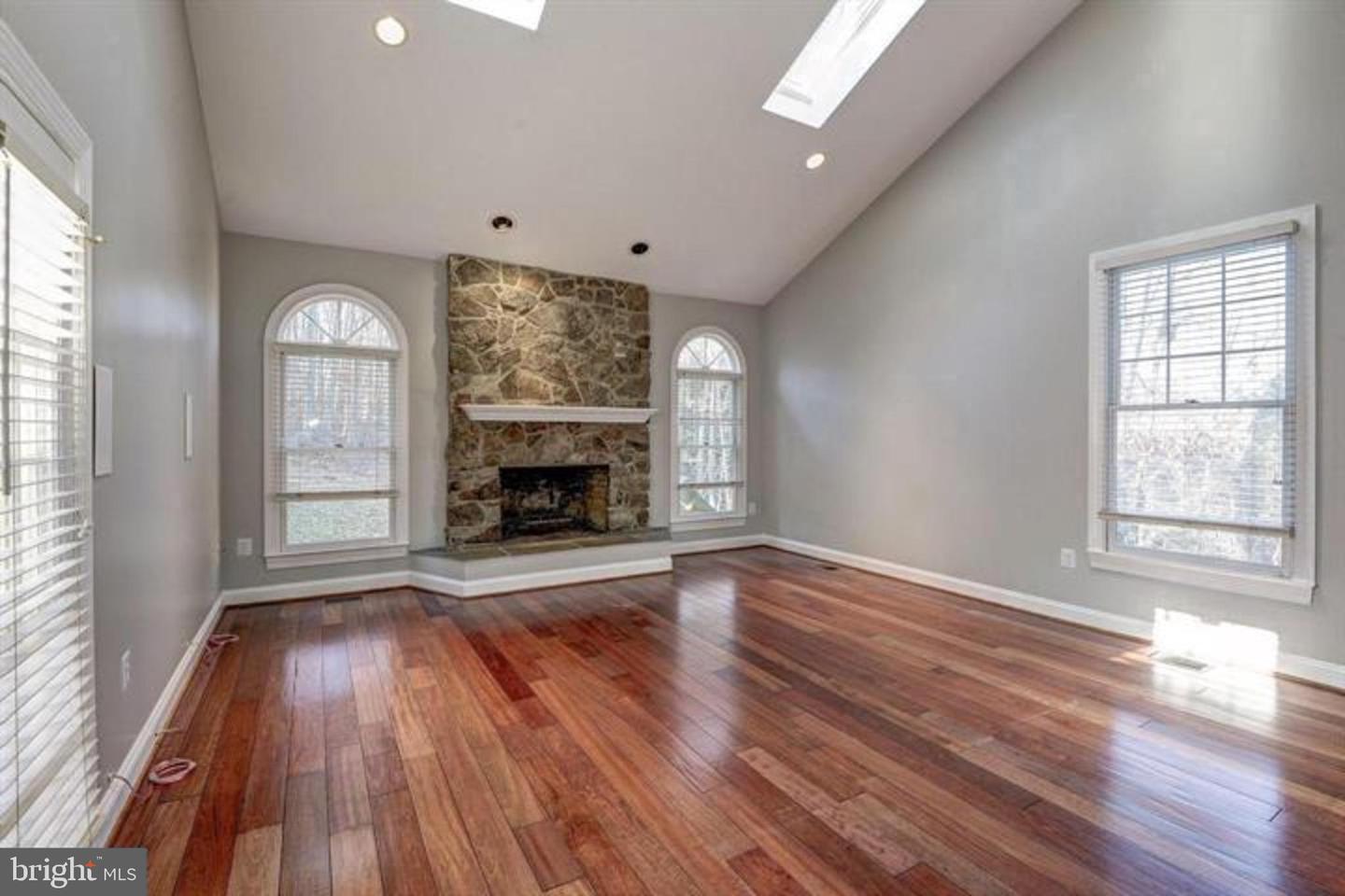 2082 HUNTERS CREST WAY, VIENNA, Virginia 22181, 5 Bedrooms Bedrooms, ,4 BathroomsBathrooms,Residential,For sale,2082 HUNTERS CREST WAY,VAFX2267260 MLS # VAFX2267260