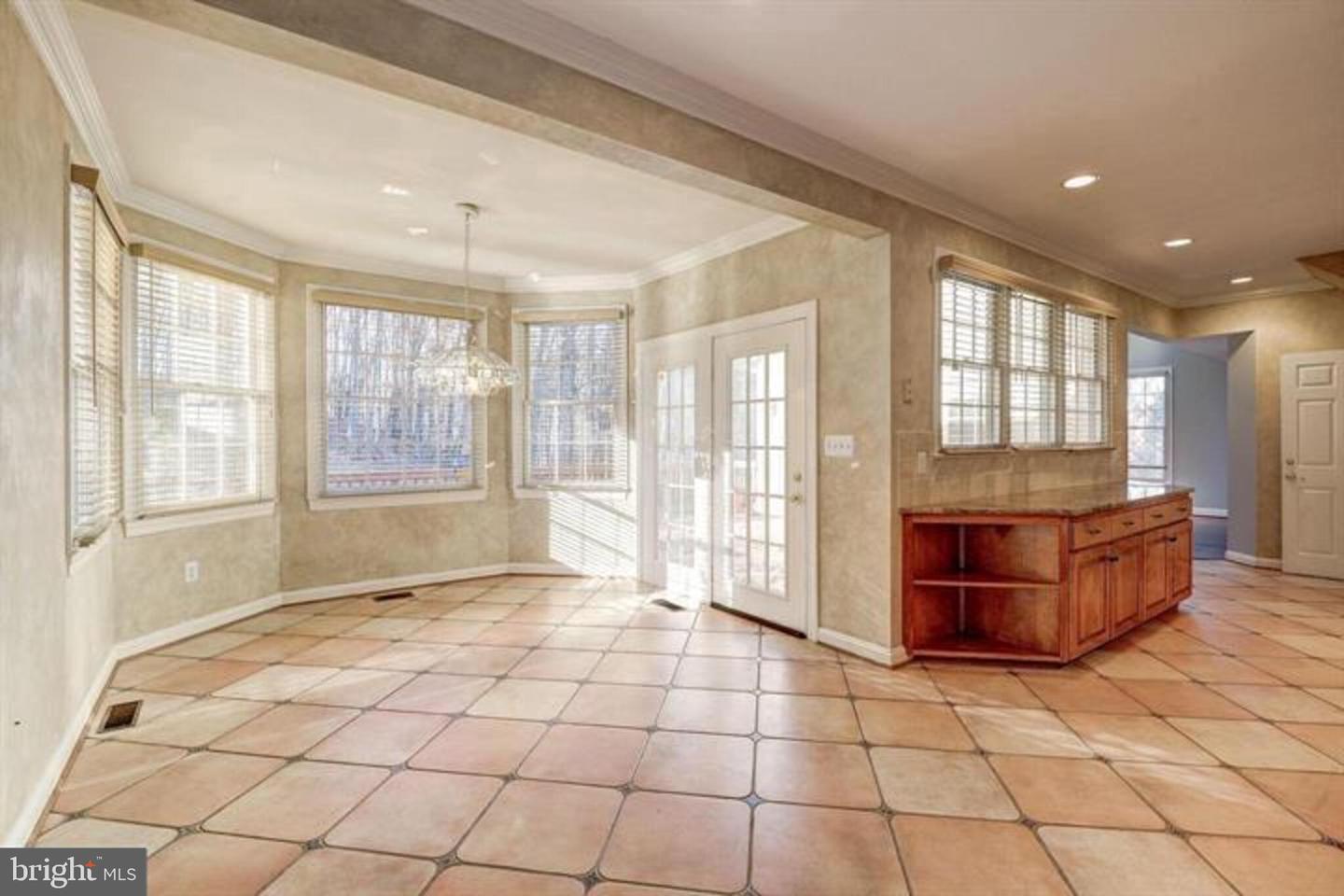 2082 HUNTERS CREST WAY, VIENNA, Virginia 22181, 5 Bedrooms Bedrooms, ,4 BathroomsBathrooms,Residential,For sale,2082 HUNTERS CREST WAY,VAFX2267260 MLS # VAFX2267260