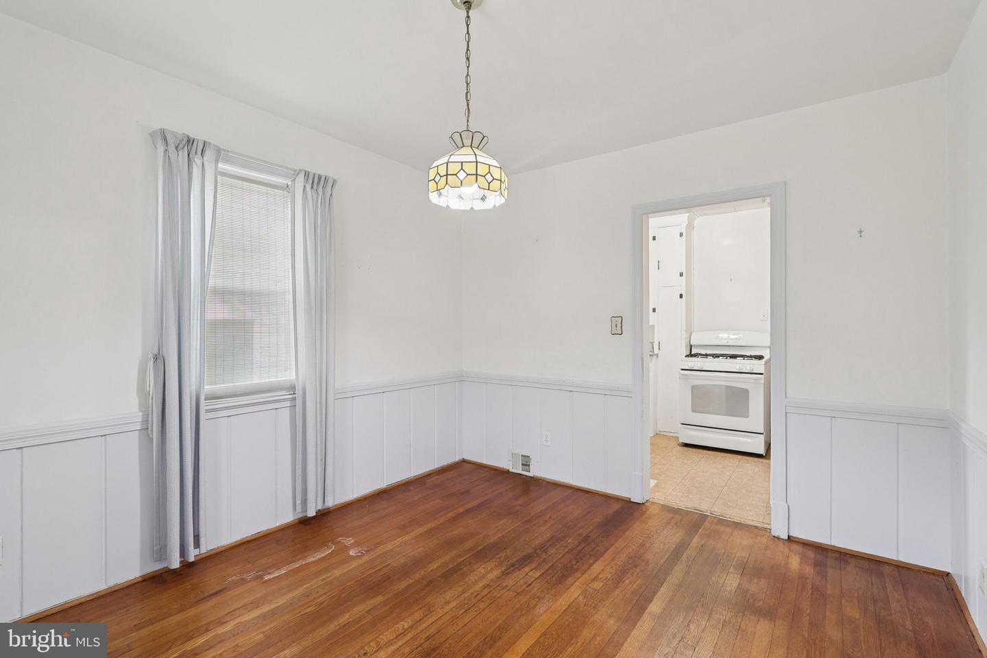 6033 19TH RD N, ARLINGTON, Virginia 22205, 2 Bedrooms Bedrooms, 4 Rooms Rooms,1 BathroomBathrooms,Residential,For sale,6033 19TH RD N,VAAR2061486 MLS # VAAR2061486