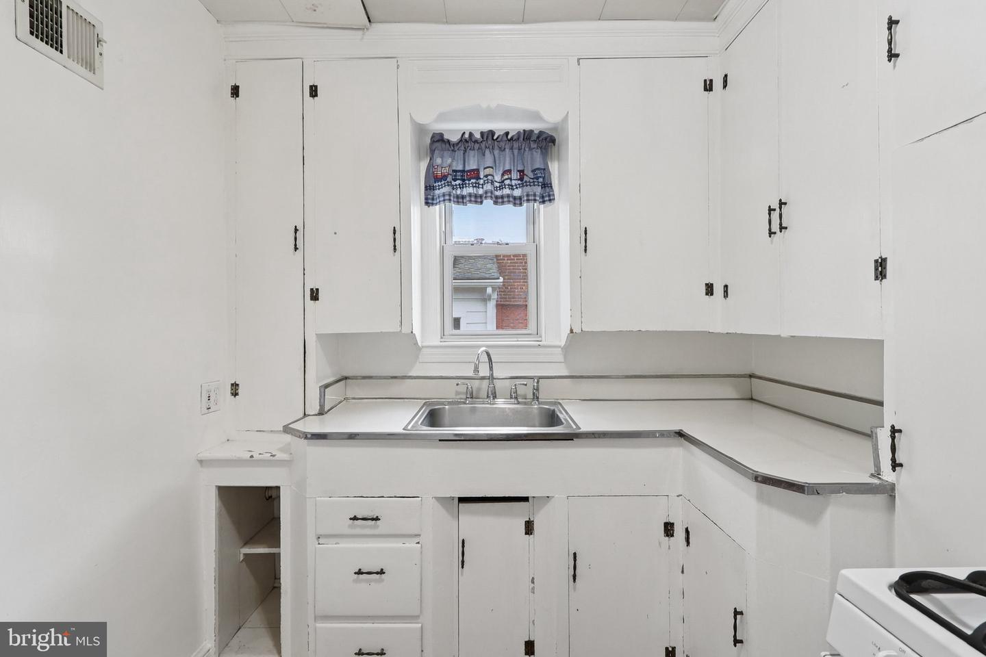 6033 19TH RD N, ARLINGTON, Virginia 22205, 2 Bedrooms Bedrooms, 4 Rooms Rooms,1 BathroomBathrooms,Residential,For sale,6033 19TH RD N,VAAR2061486 MLS # VAAR2061486