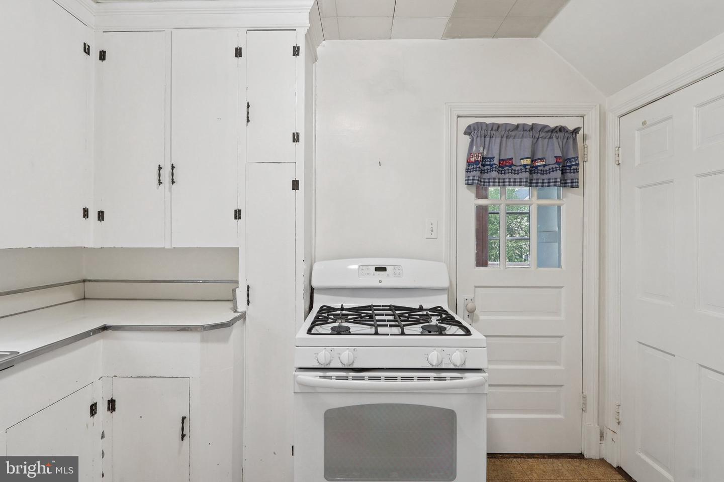 6033 19TH RD N, ARLINGTON, Virginia 22205, 2 Bedrooms Bedrooms, 4 Rooms Rooms,1 BathroomBathrooms,Residential,For sale,6033 19TH RD N,VAAR2061486 MLS # VAAR2061486