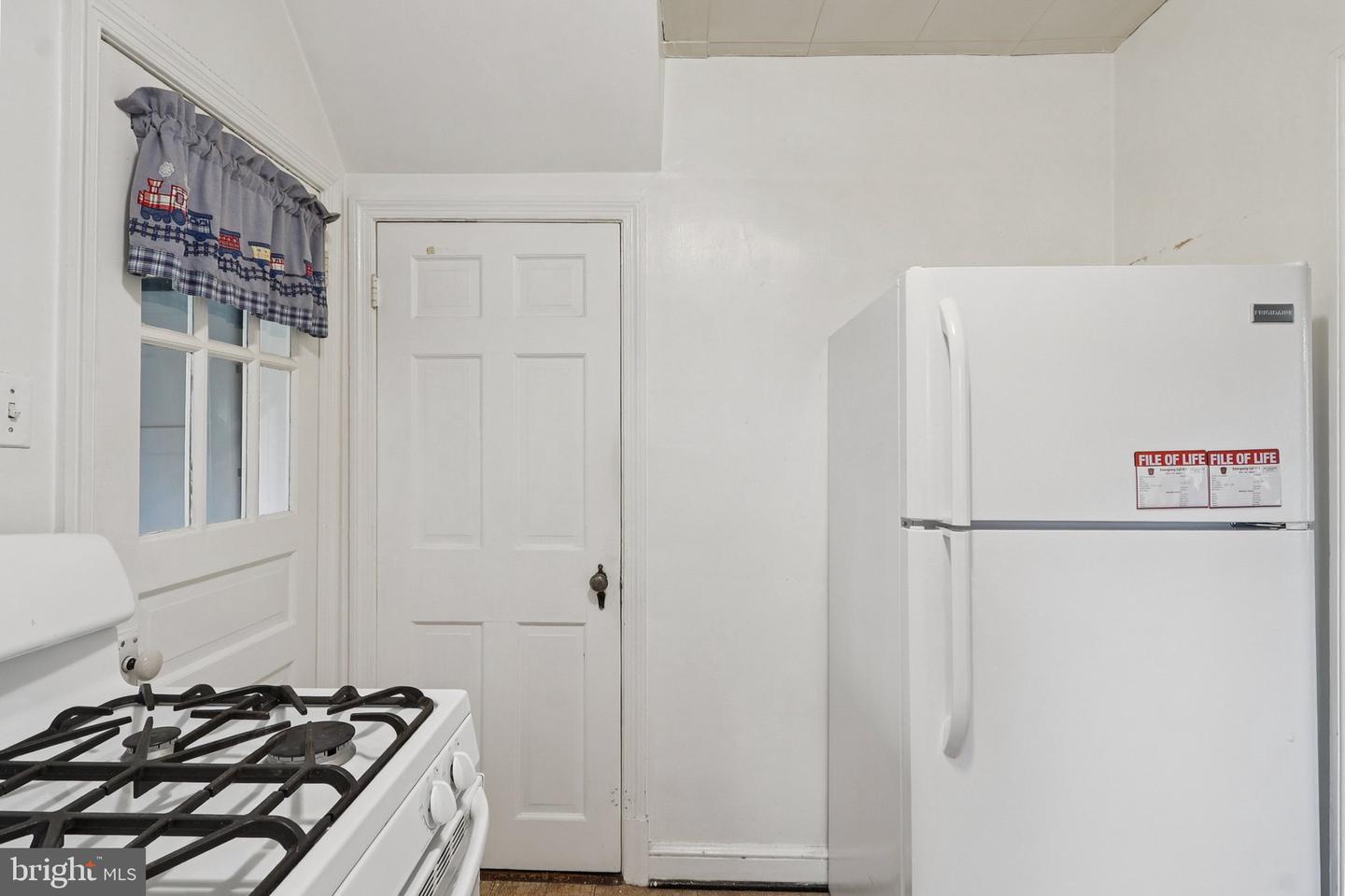 6033 19TH RD N, ARLINGTON, Virginia 22205, 2 Bedrooms Bedrooms, 4 Rooms Rooms,1 BathroomBathrooms,Residential,For sale,6033 19TH RD N,VAAR2061486 MLS # VAAR2061486