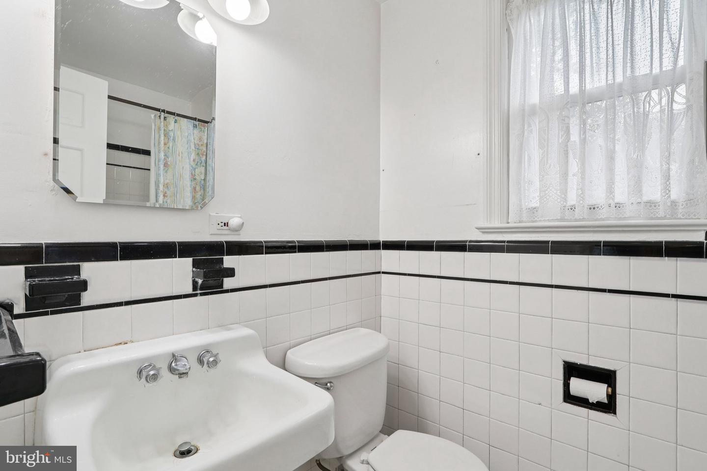 6033 19TH RD N, ARLINGTON, Virginia 22205, 2 Bedrooms Bedrooms, 4 Rooms Rooms,1 BathroomBathrooms,Residential,For sale,6033 19TH RD N,VAAR2061486 MLS # VAAR2061486