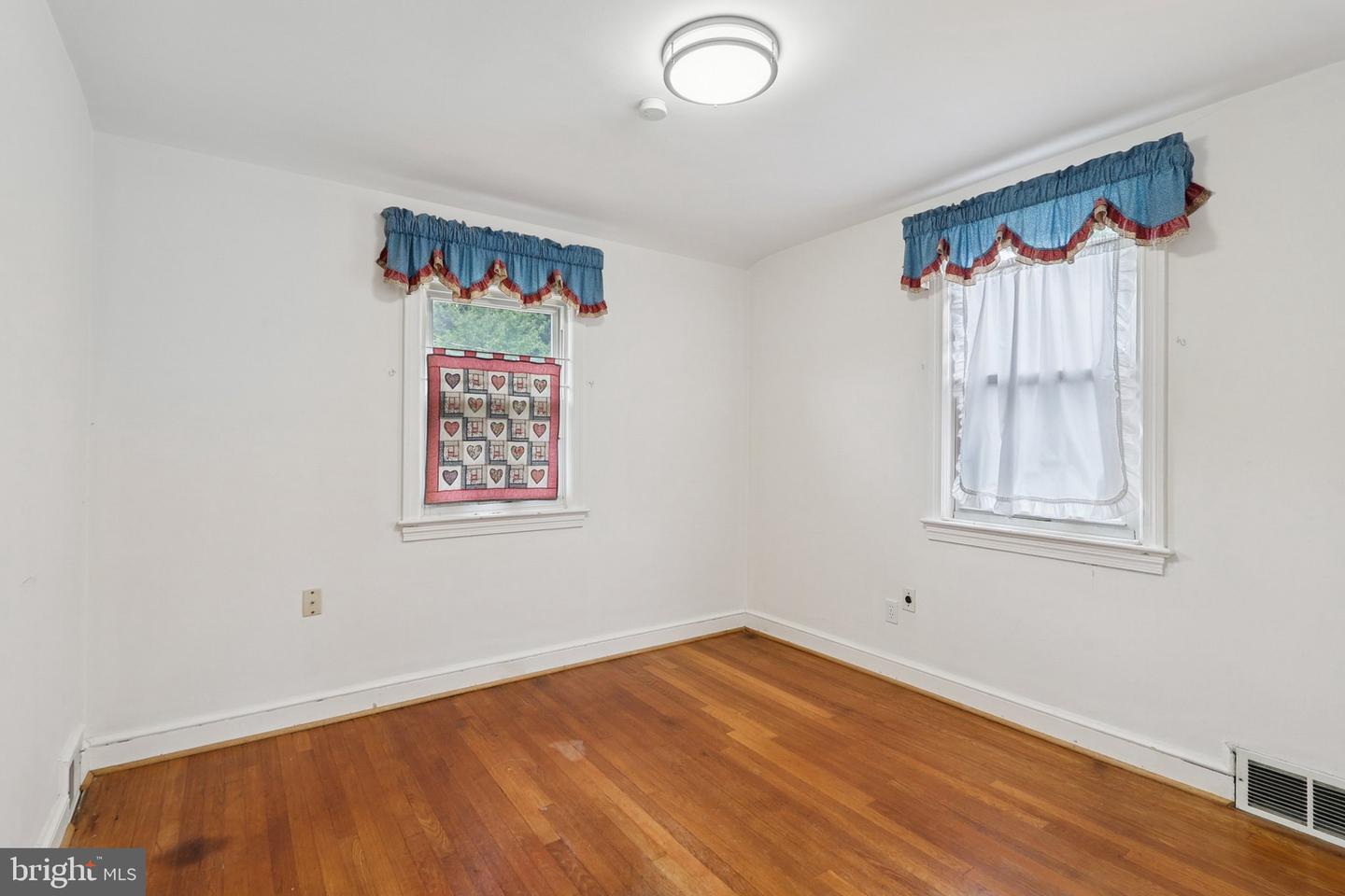 6033 19TH RD N, ARLINGTON, Virginia 22205, 2 Bedrooms Bedrooms, 4 Rooms Rooms,1 BathroomBathrooms,Residential,For sale,6033 19TH RD N,VAAR2061486 MLS # VAAR2061486