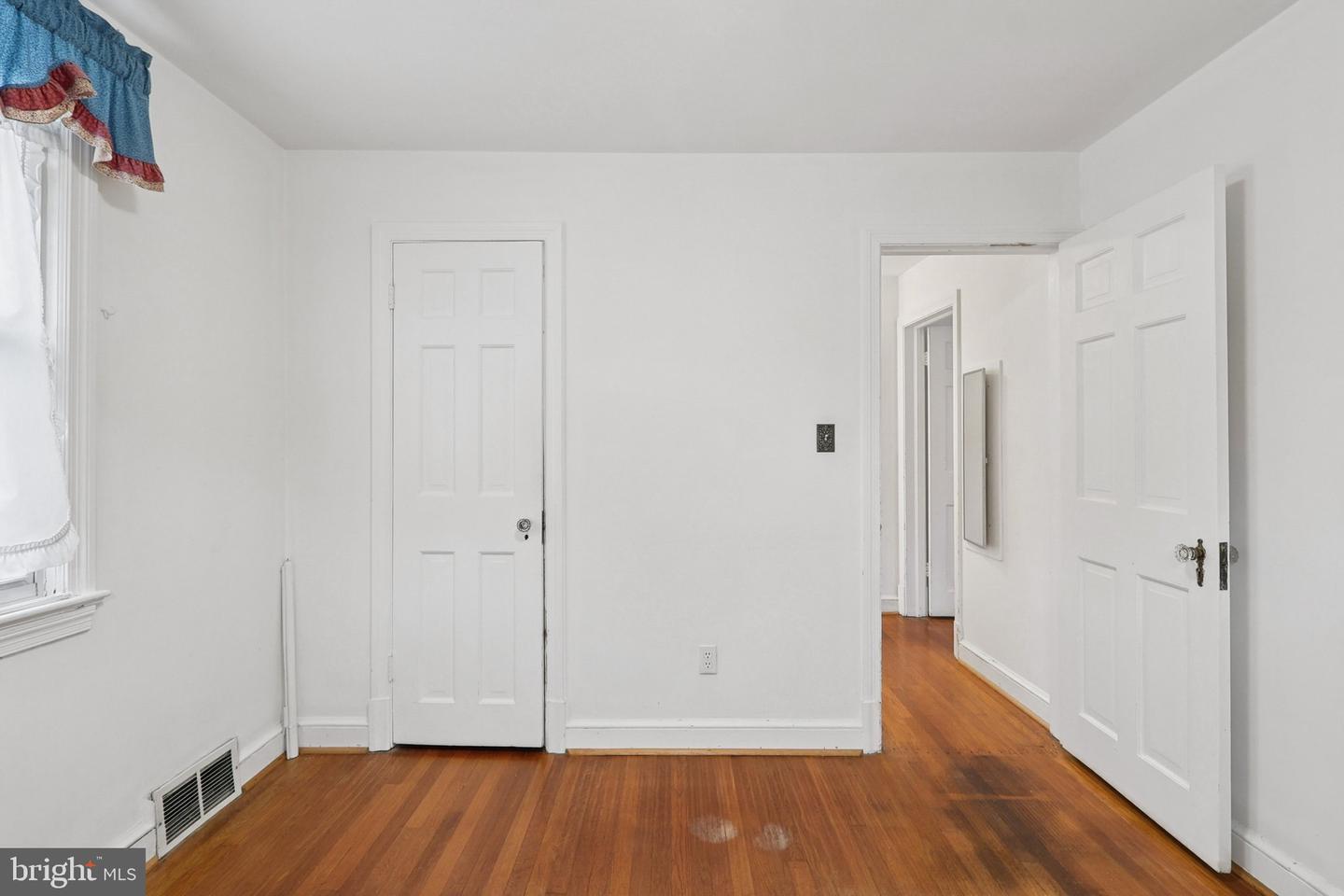 6033 19TH RD N, ARLINGTON, Virginia 22205, 2 Bedrooms Bedrooms, 4 Rooms Rooms,1 BathroomBathrooms,Residential,For sale,6033 19TH RD N,VAAR2061486 MLS # VAAR2061486