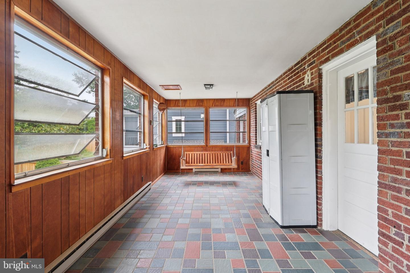 6033 19TH RD N, ARLINGTON, Virginia 22205, 2 Bedrooms Bedrooms, 4 Rooms Rooms,1 BathroomBathrooms,Residential,For sale,6033 19TH RD N,VAAR2061486 MLS # VAAR2061486