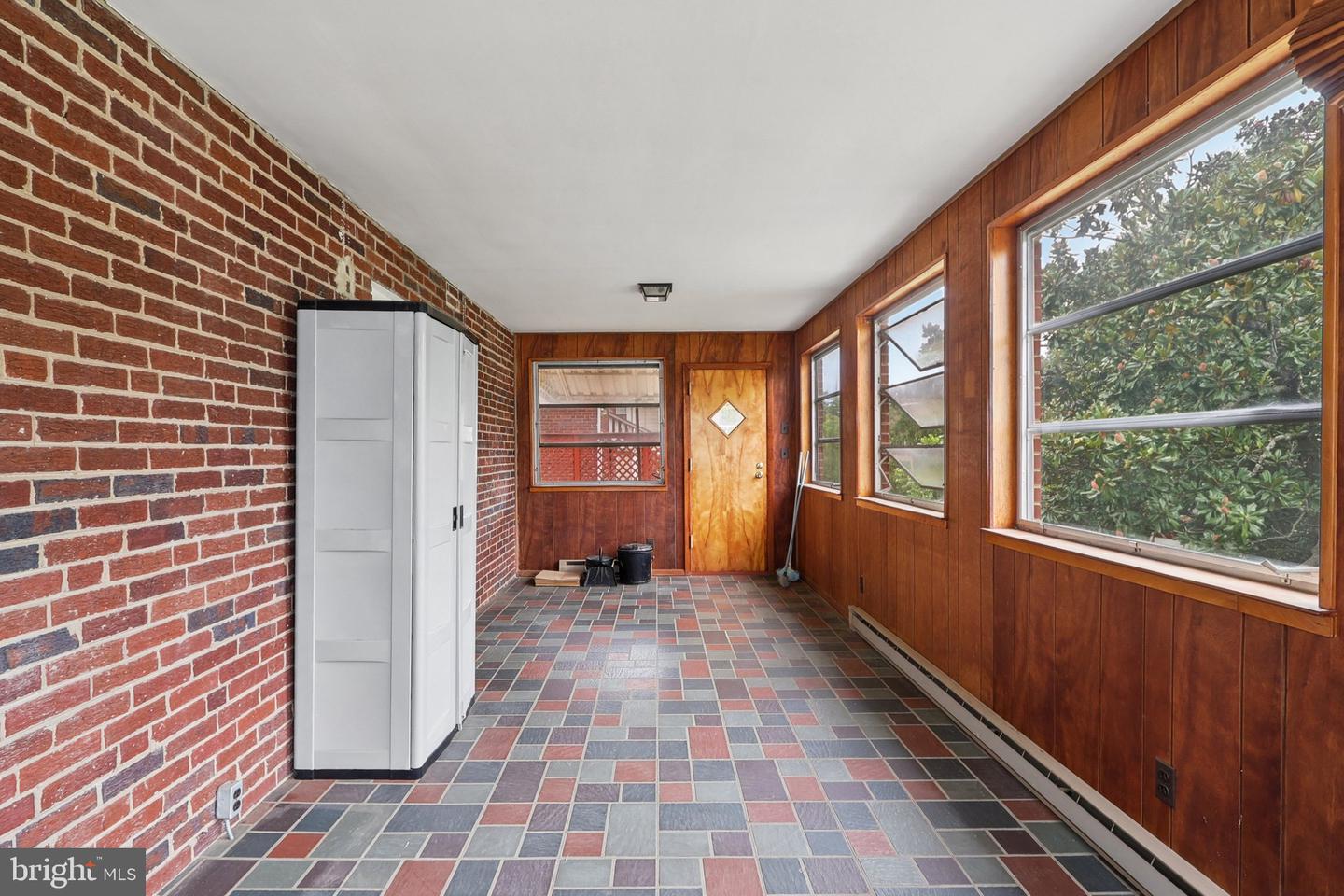 6033 19TH RD N, ARLINGTON, Virginia 22205, 2 Bedrooms Bedrooms, 4 Rooms Rooms,1 BathroomBathrooms,Residential,For sale,6033 19TH RD N,VAAR2061486 MLS # VAAR2061486