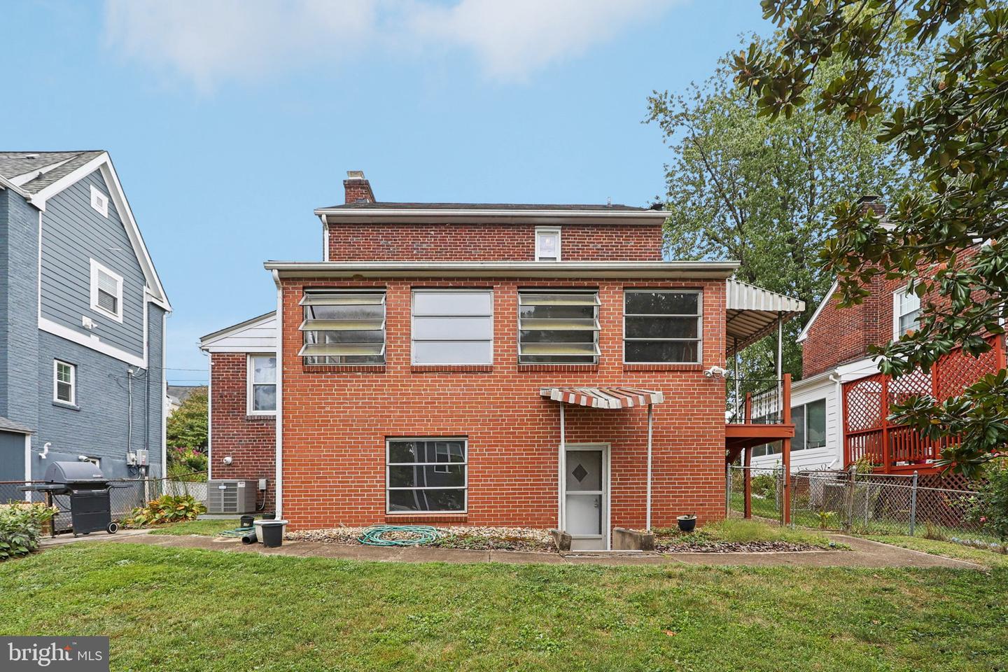 6033 19TH RD N, ARLINGTON, Virginia 22205, 2 Bedrooms Bedrooms, 4 Rooms Rooms,1 BathroomBathrooms,Residential,For sale,6033 19TH RD N,VAAR2061486 MLS # VAAR2061486