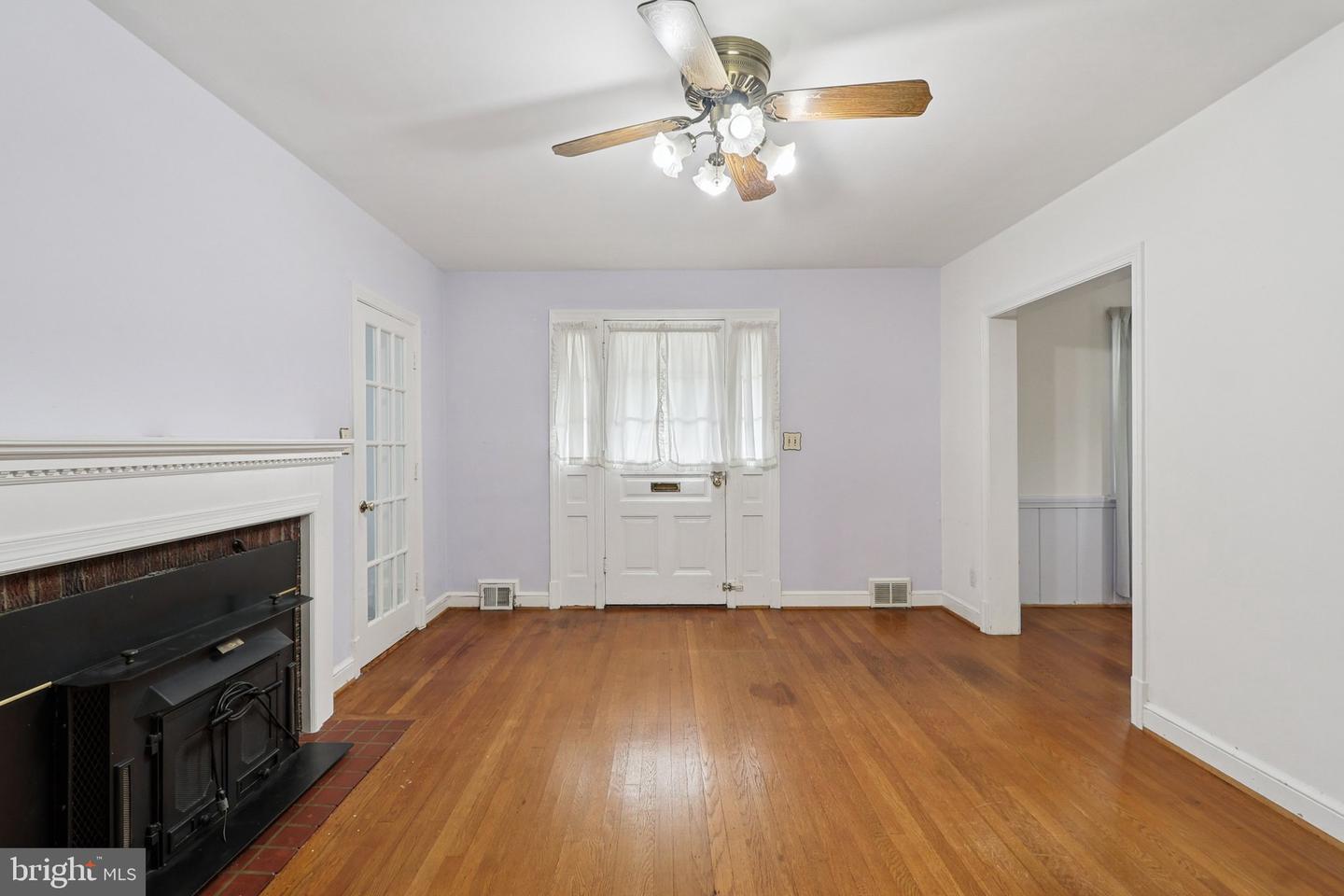6033 19TH RD N, ARLINGTON, Virginia 22205, 2 Bedrooms Bedrooms, 4 Rooms Rooms,1 BathroomBathrooms,Residential,For sale,6033 19TH RD N,VAAR2061486 MLS # VAAR2061486