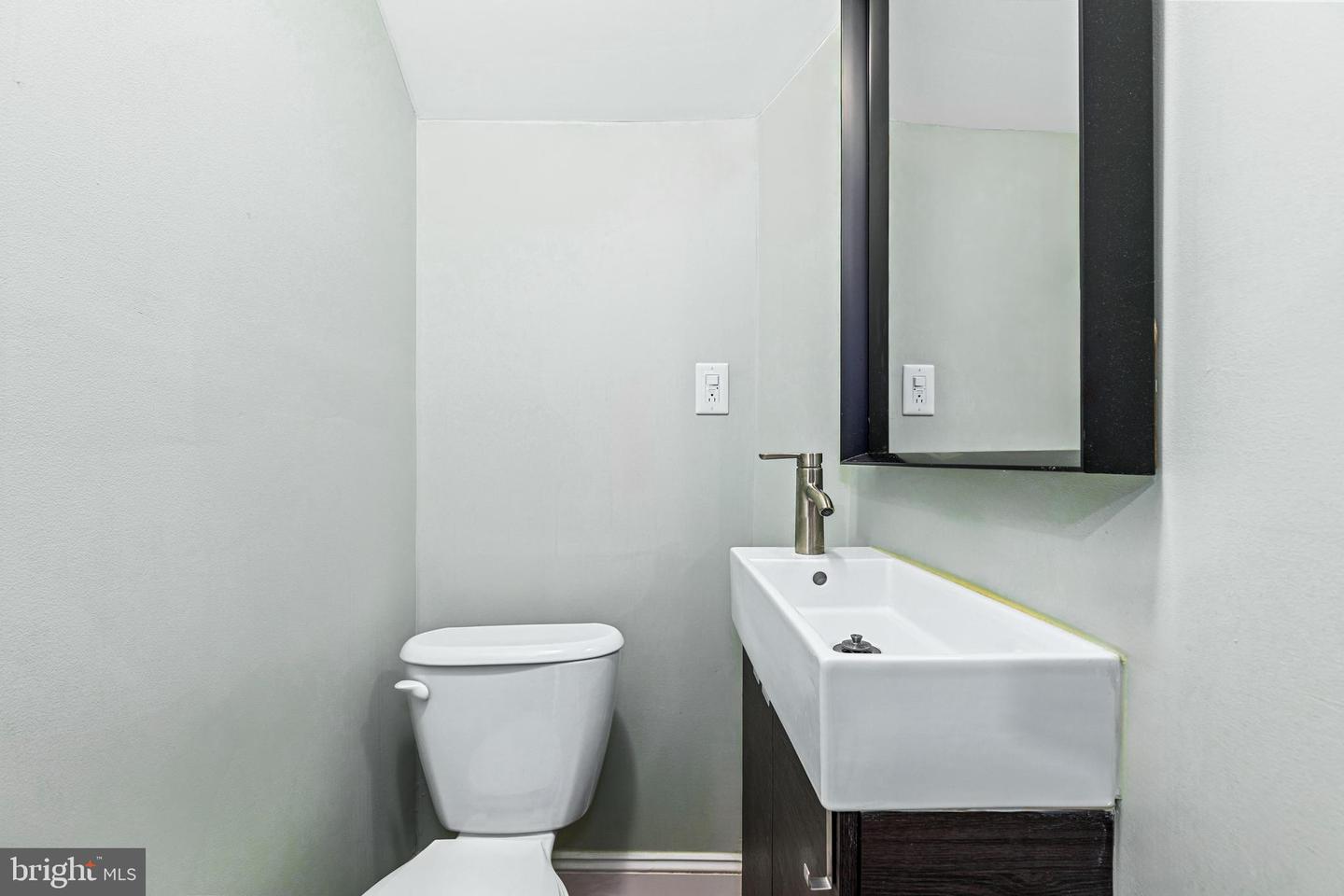 913 4TH ST NE, WASHINGTON, District Of Columbia 20002, 2 Bedrooms Bedrooms, ,1 BathroomBathrooms,Residential,For sale,913 4TH ST NE,DCDC2213162 MLS # DCDC2213162