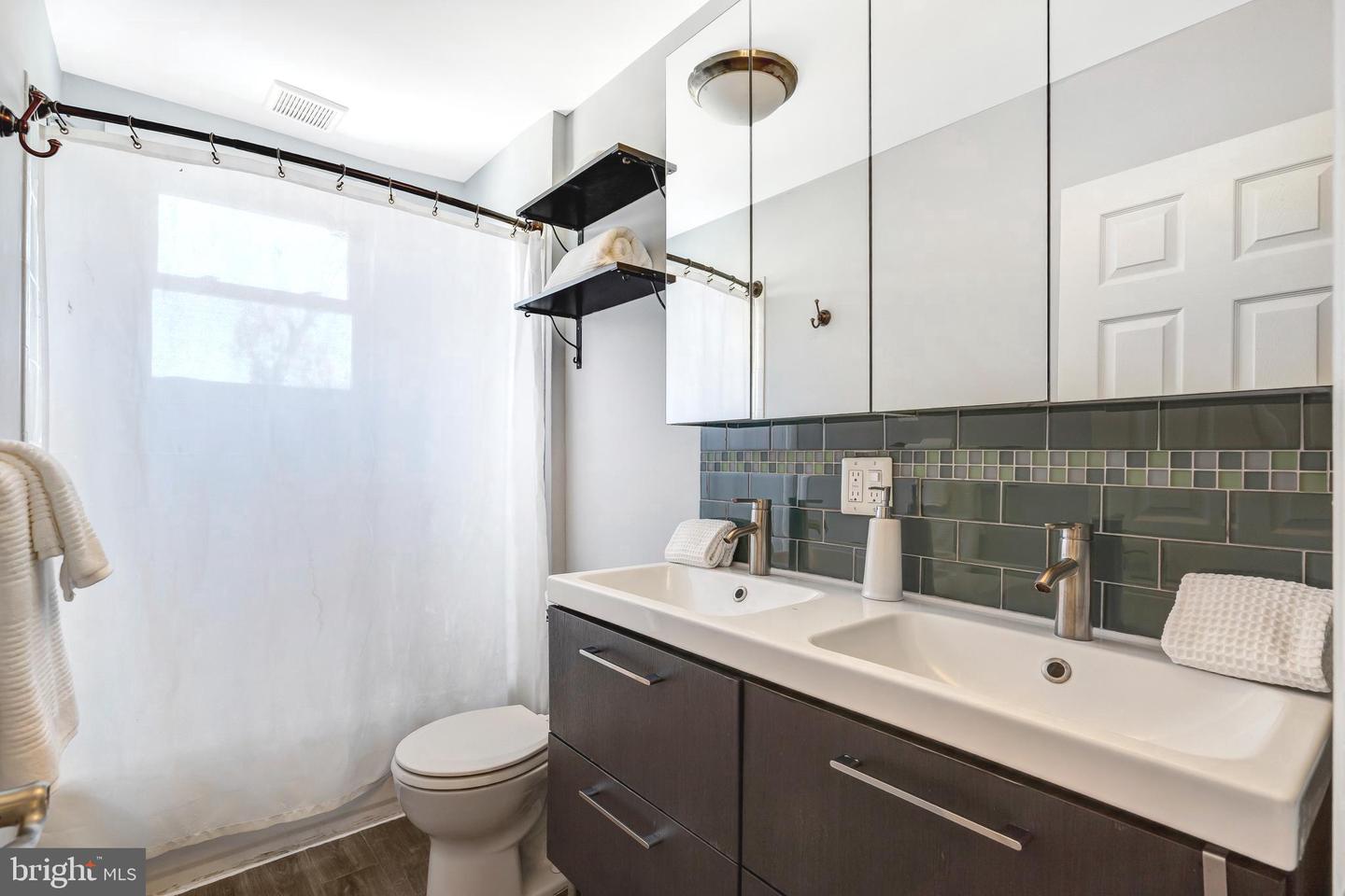 913 4TH ST NE, WASHINGTON, District Of Columbia 20002, 2 Bedrooms Bedrooms, ,1 BathroomBathrooms,Residential,For sale,913 4TH ST NE,DCDC2213162 MLS # DCDC2213162