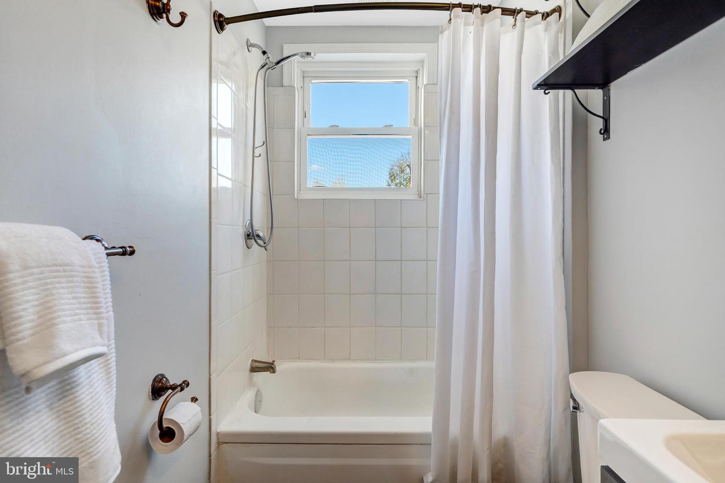 913 4TH ST NE, WASHINGTON, District Of Columbia 20002, 2 Bedrooms Bedrooms, ,1 BathroomBathrooms,Residential,For sale,913 4TH ST NE,DCDC2213162 MLS # DCDC2213162