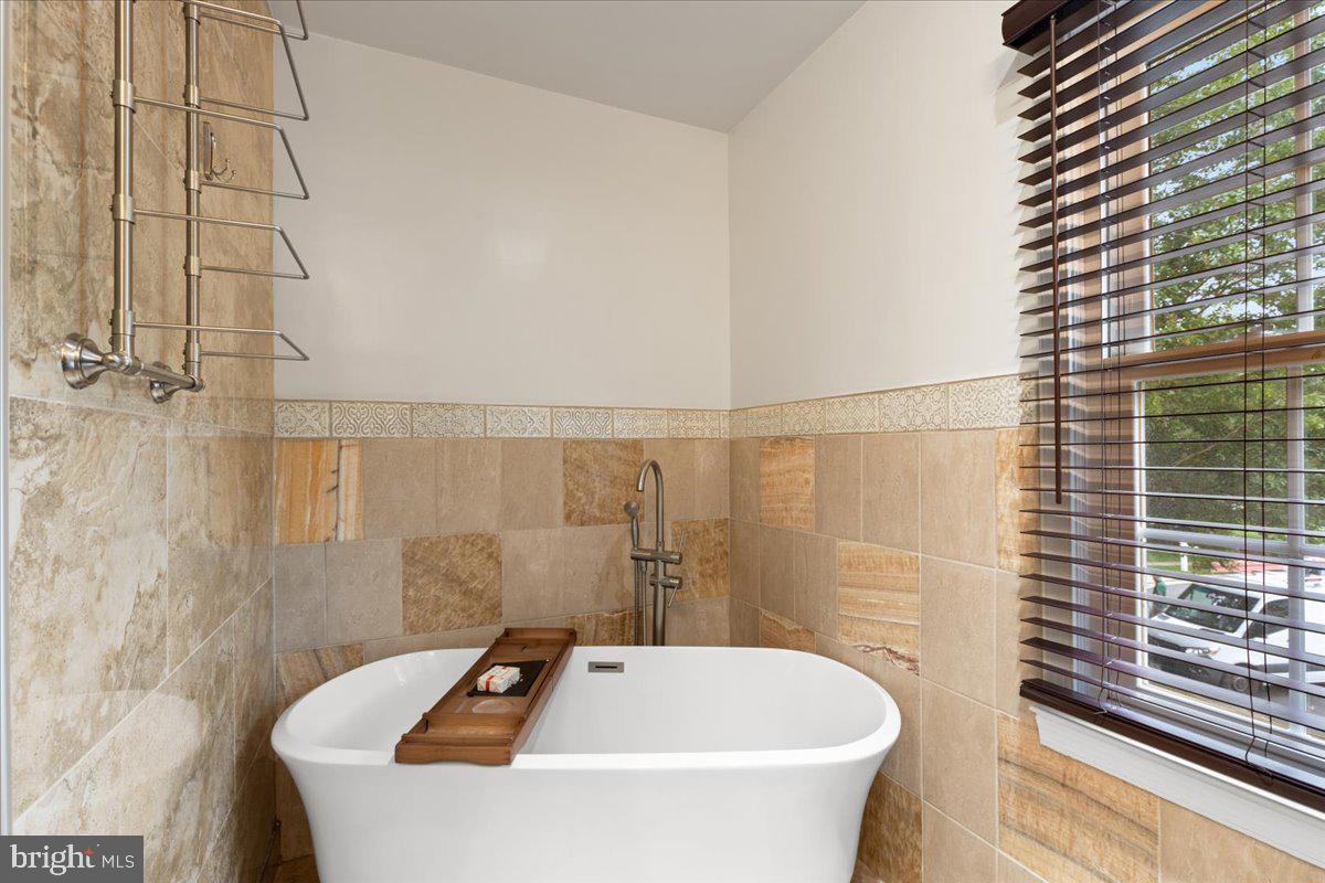 9472 LAPSTRAKE LN, BURKE, Virginia 22015, 7 Bedrooms Bedrooms, ,5 BathroomsBathrooms,Residential,For sale,9472 LAPSTRAKE LN,VAFX2261460 MLS # VAFX2261460