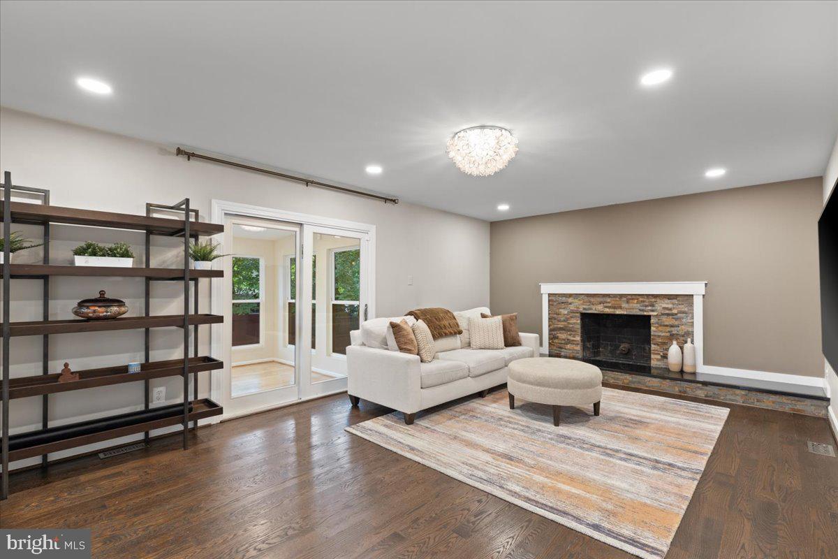 9472 LAPSTRAKE LN, BURKE, Virginia 22015, 7 Bedrooms Bedrooms, ,5 BathroomsBathrooms,Residential,For sale,9472 LAPSTRAKE LN,VAFX2261460 MLS # VAFX2261460